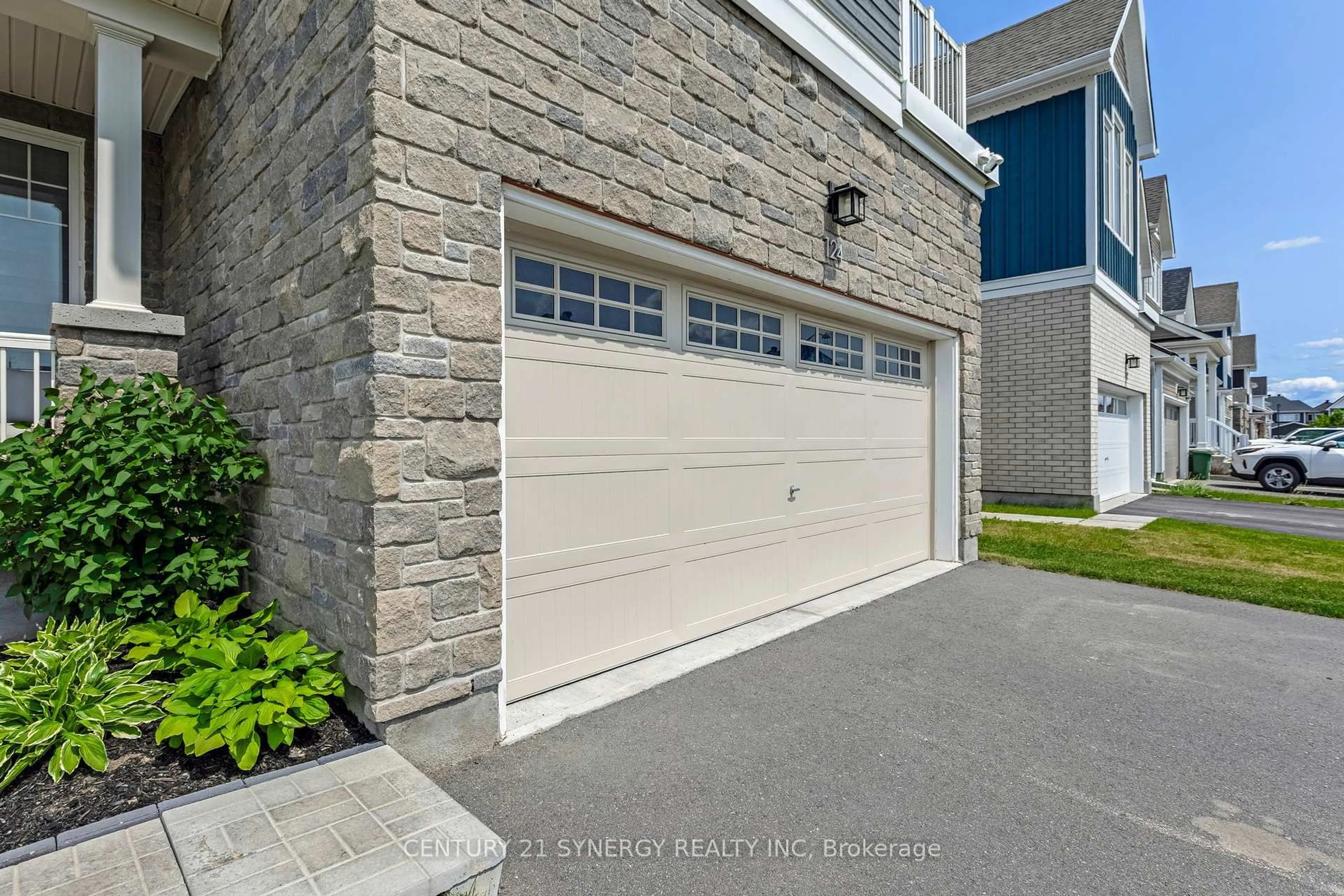 Indoor garage for 124 Equitation Circ, Richmond Ontario K0A 2Z0