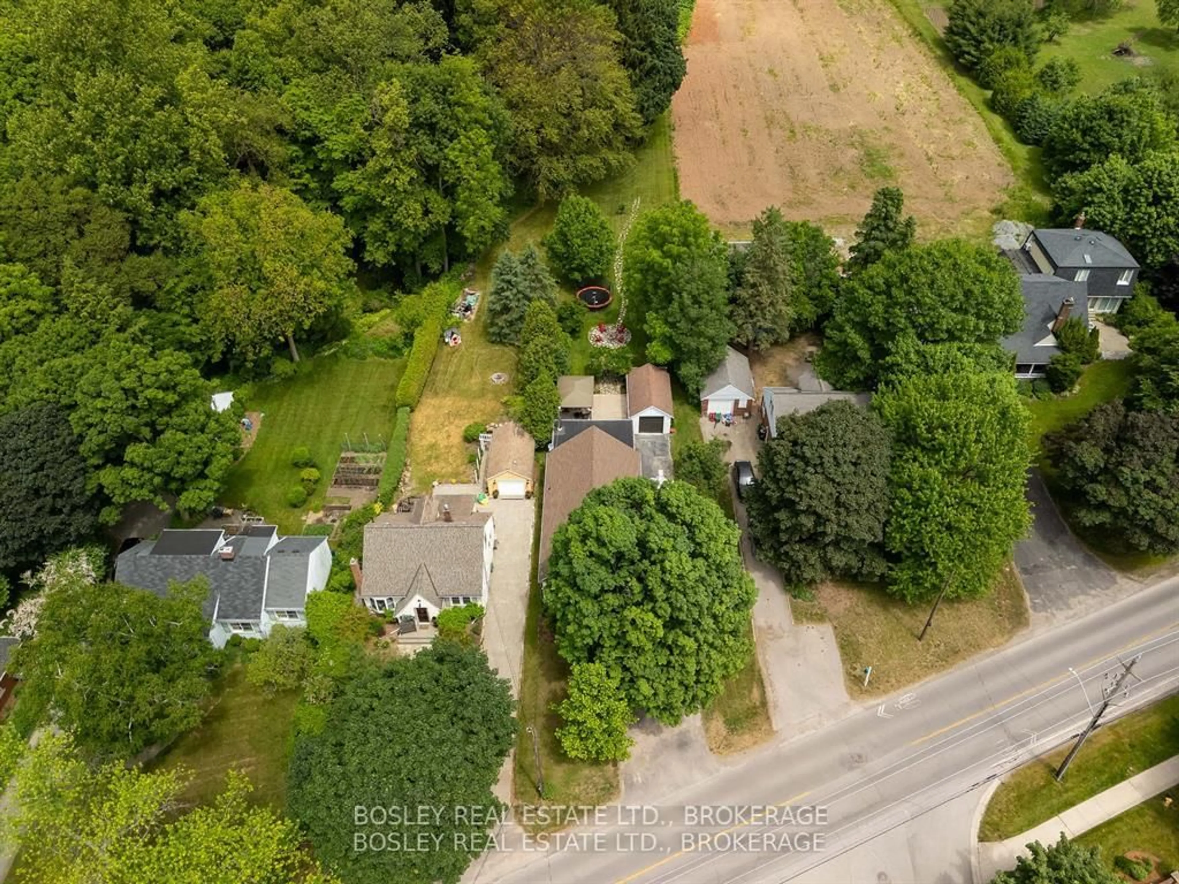 A pic from outside/outdoor area/front of a property/back of a property/a pic from drone, street for 181 Canboro Rd, Pelham Ontario L0S 1E5