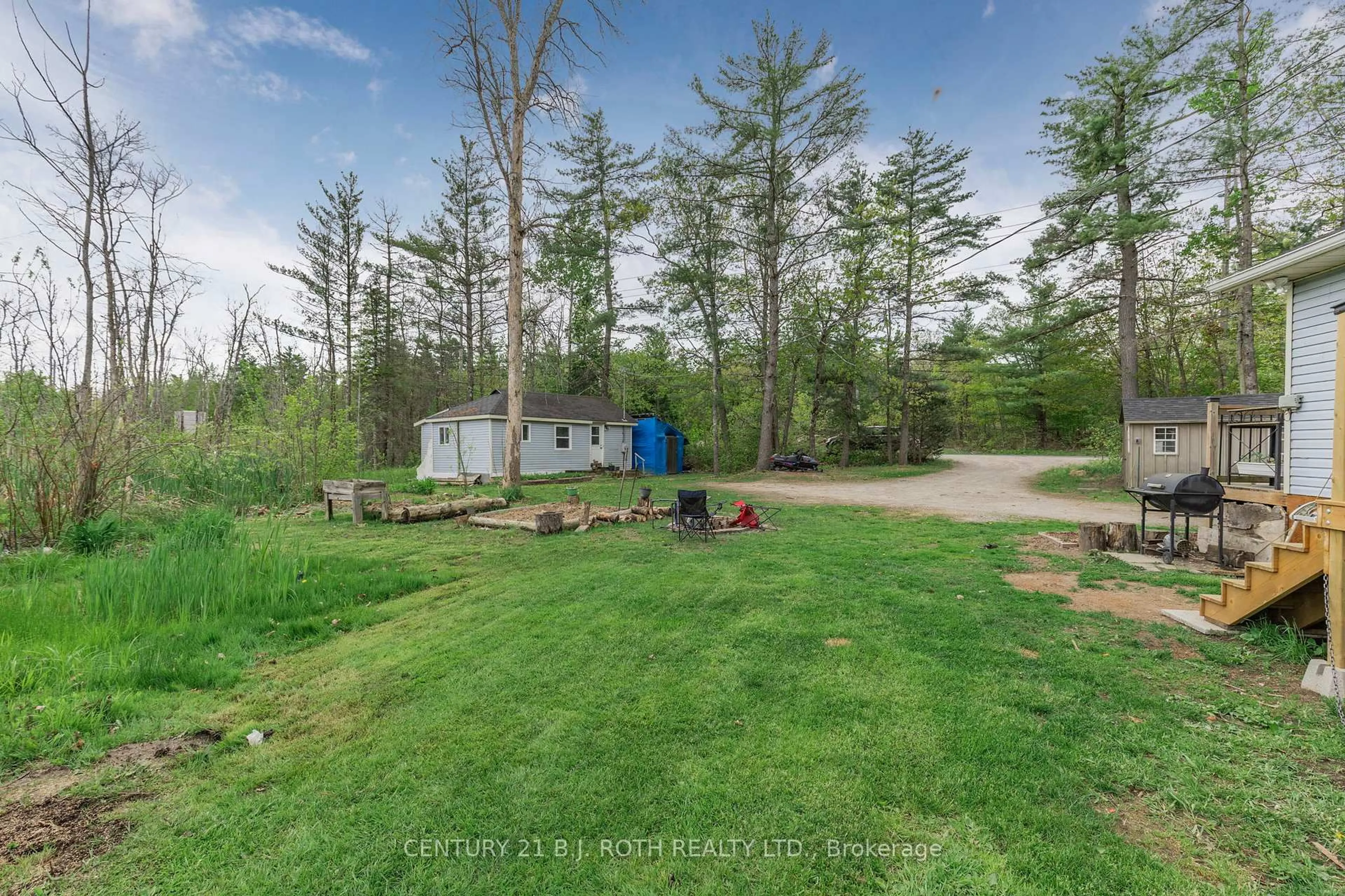 A pic from outside/outdoor area/front of a property/back of a property/a pic from drone, unknown for 2100 Honey Harbour Rd, Georgian Bay Ontario L0K 1S0