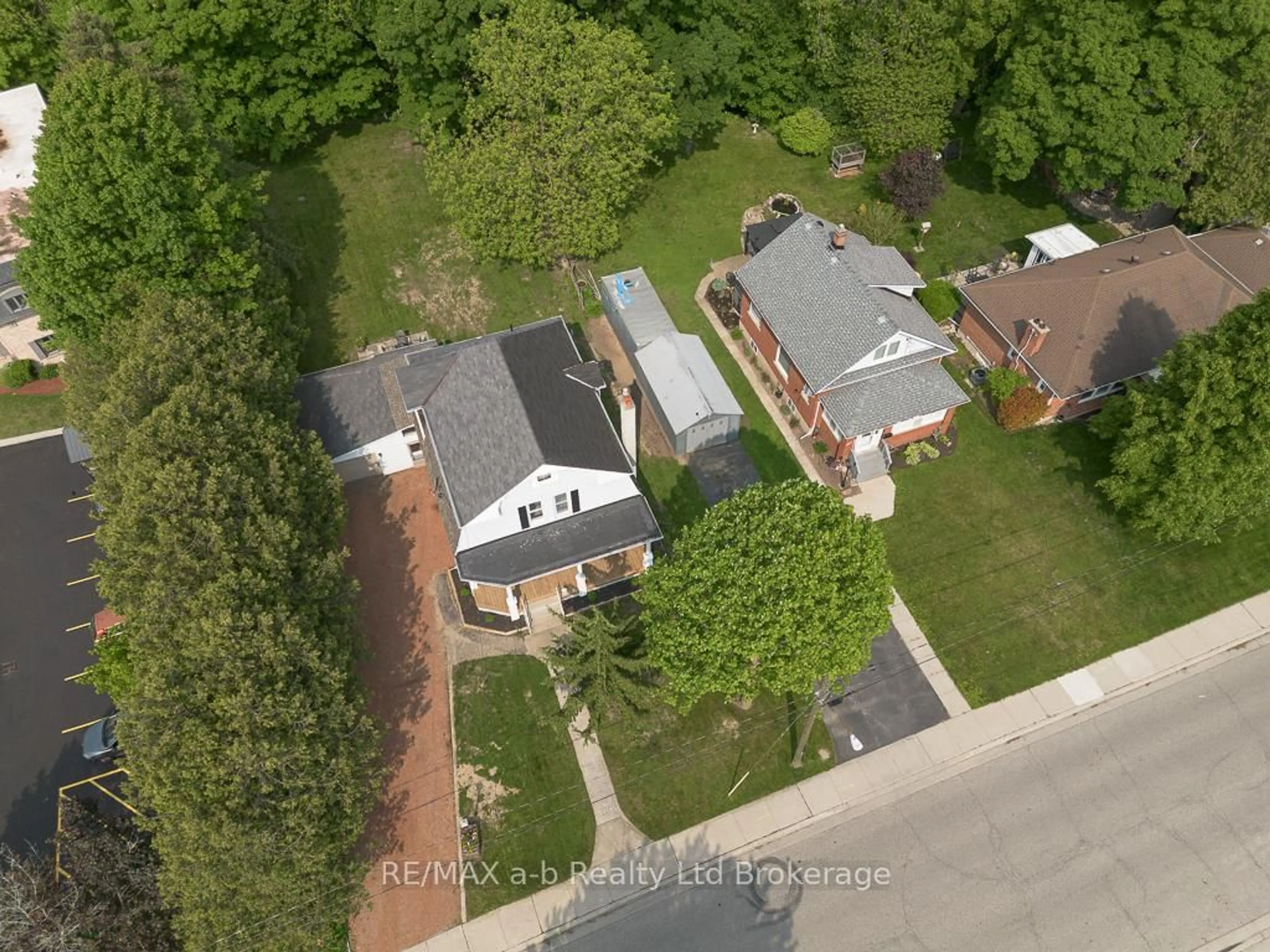 A pic from outside/outdoor area/front of a property/back of a property/a pic from drone, street for 189 Rolph St, Tillsonburg Ontario N4G 3Y9