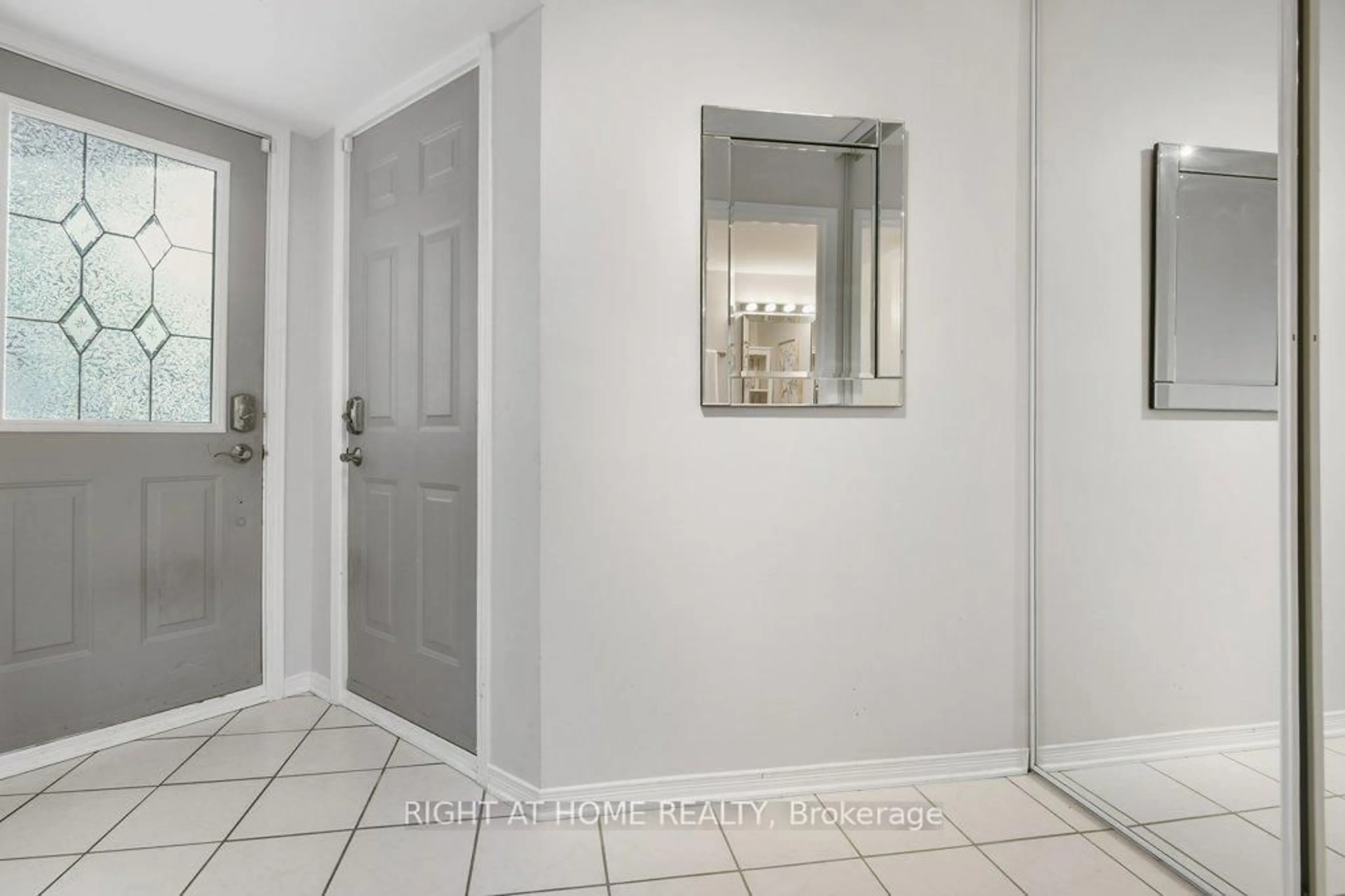 Indoor entryway for 184 Beatrice Dr, Ottawa Ontario K2J 4P1