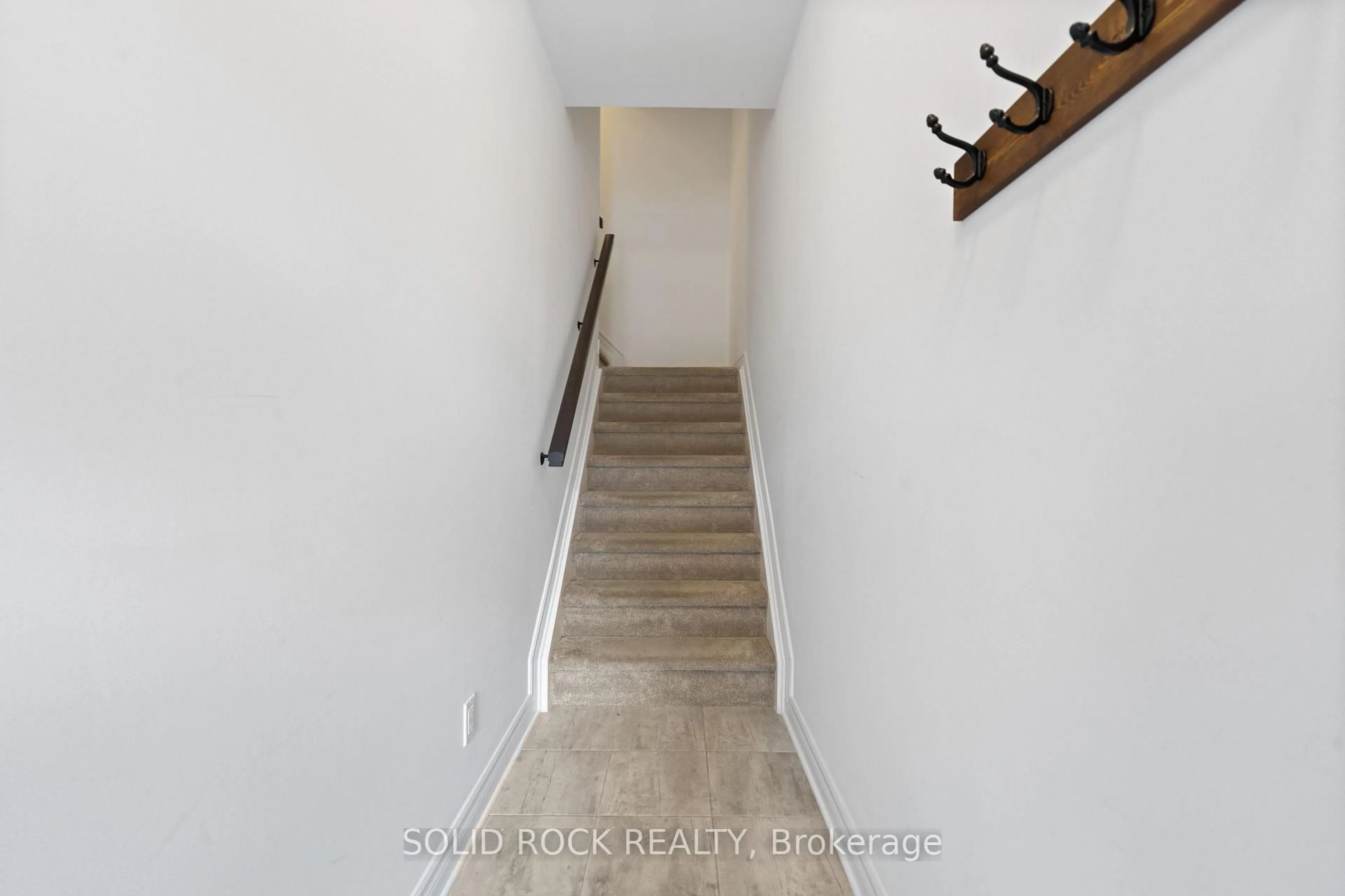 Indoor entryway for 616 COMPASS St, Ottawa Ontario K1W 0L7