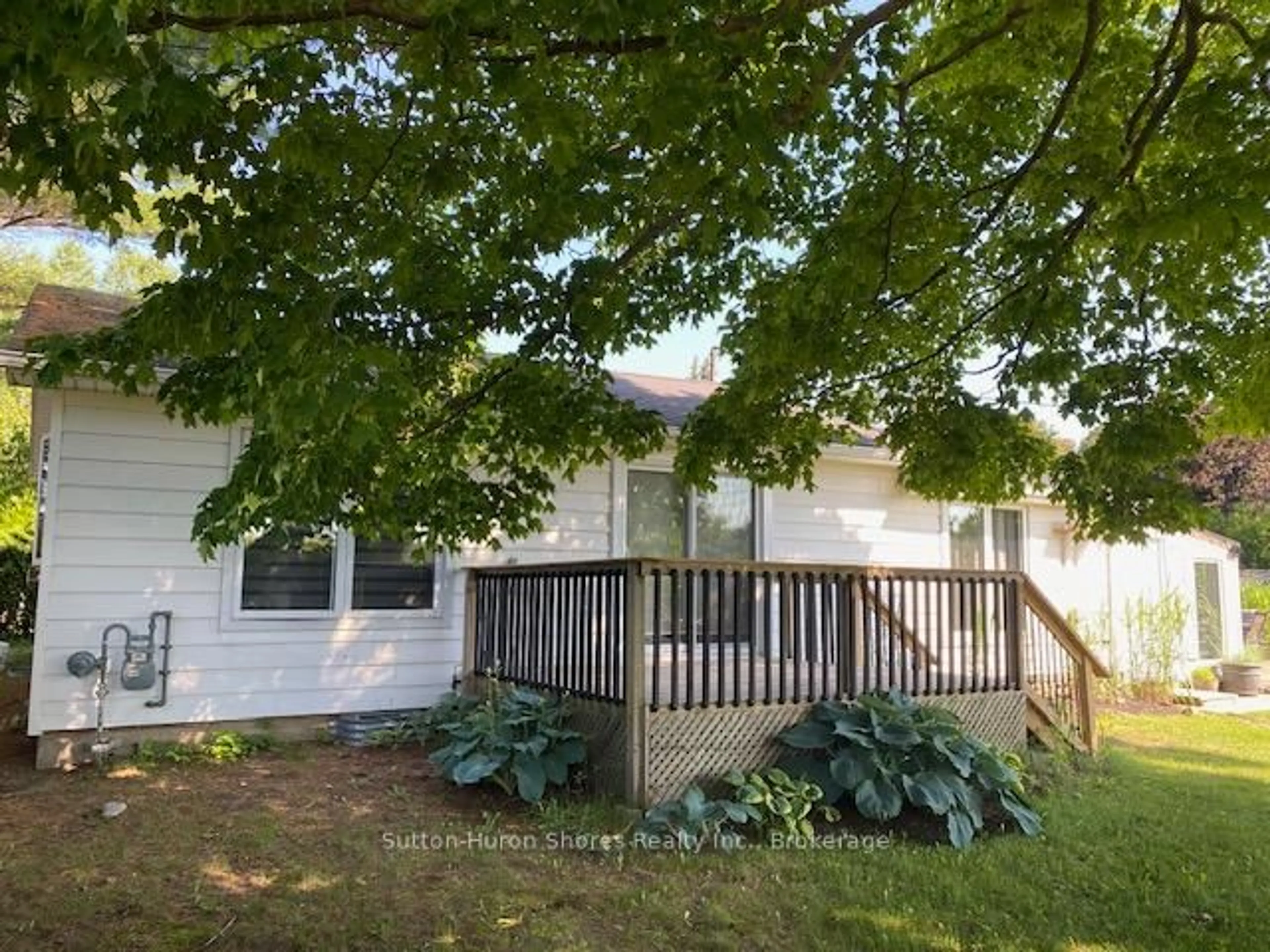A pic from outside/outdoor area/front of a property/back of a property/a pic from drone, street for 869 Gustavus St, Saugeen Shores Ontario N0H 2C4