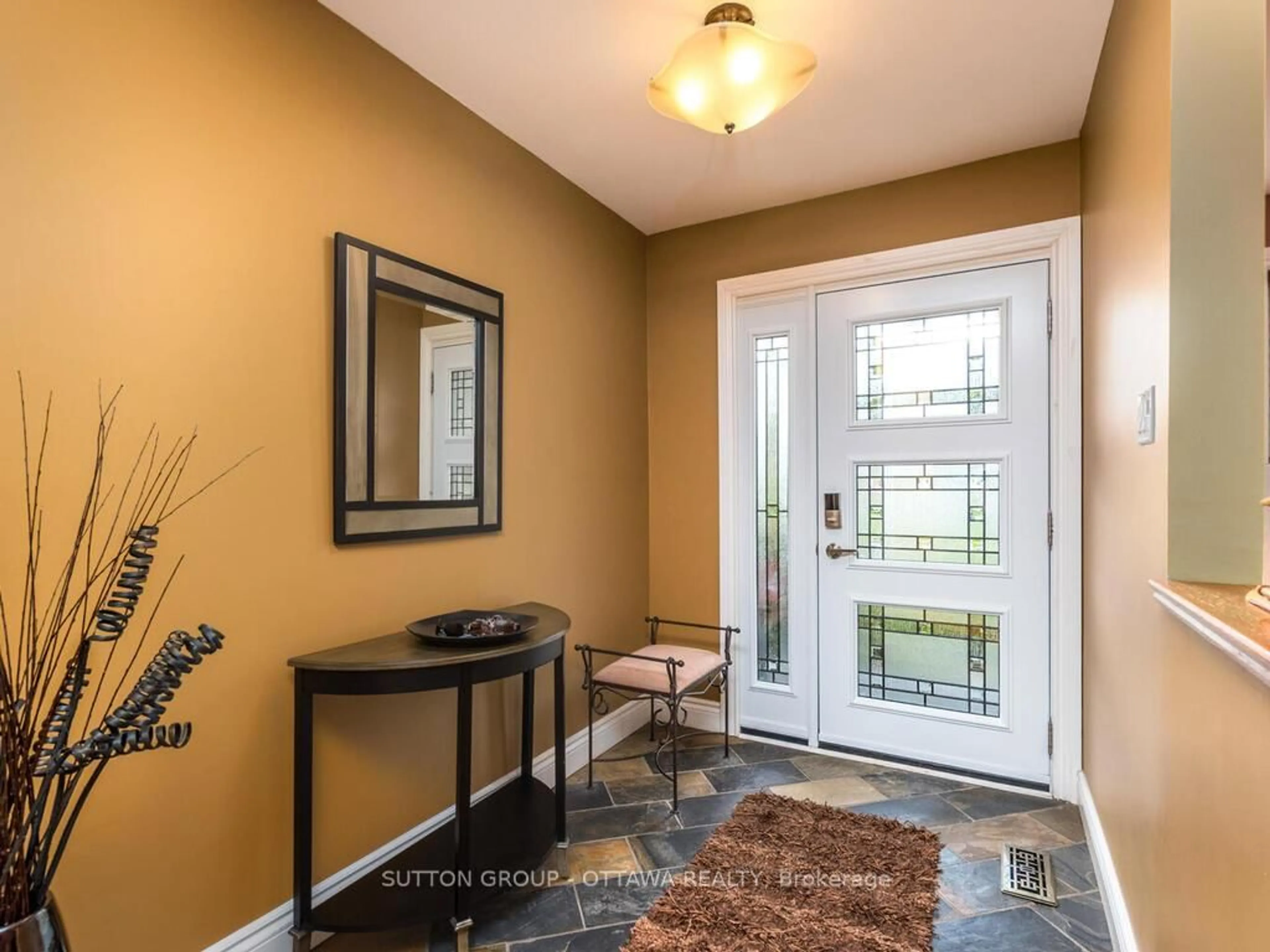 Indoor entryway for 998 Harkness Ave, Ottawa Ontario K1V 6P2