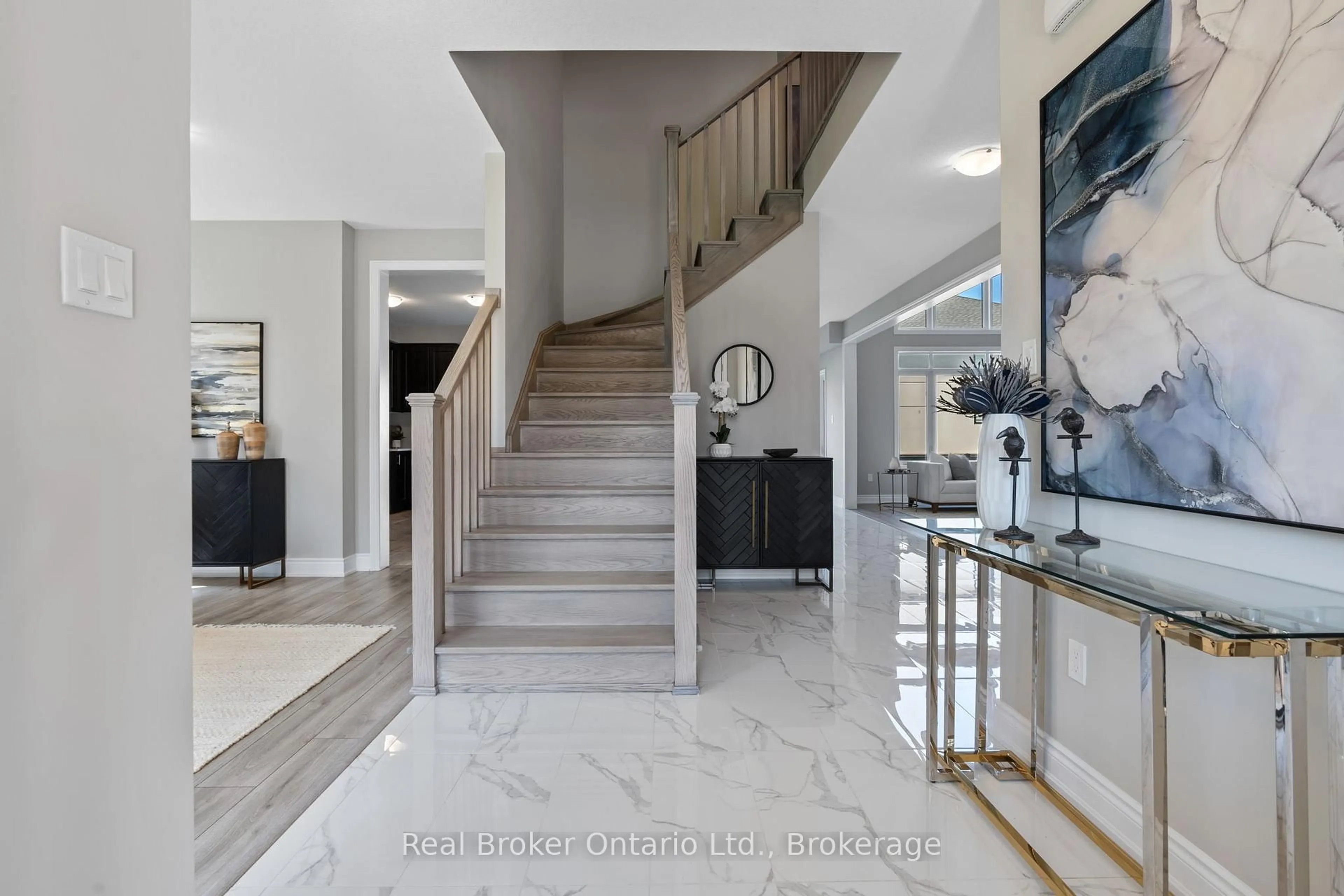 Indoor foyer for 15 Venture Way, Thorold Ontario L2V 0G9