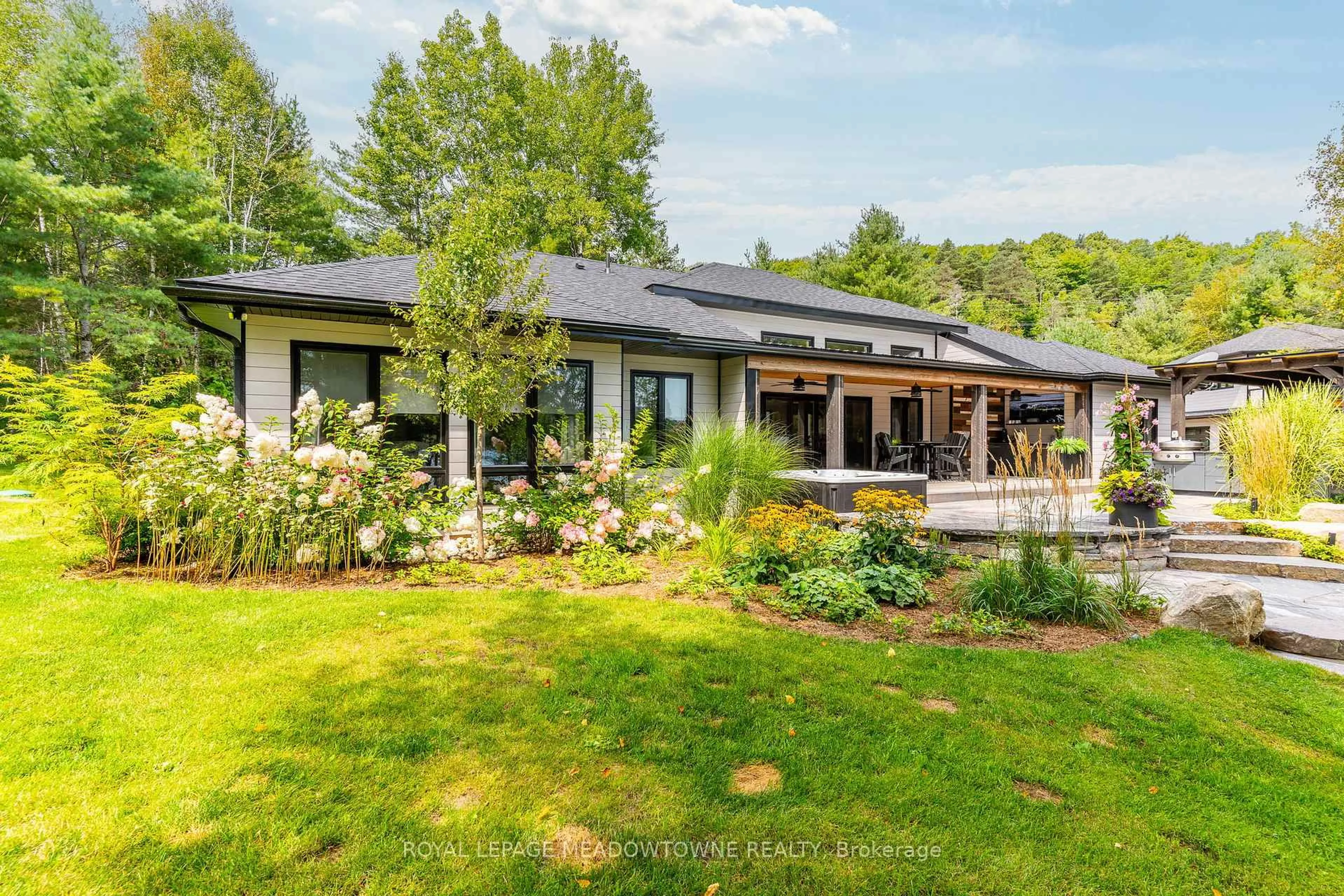Home with brick exterior material, mountain view for 15076 Highway 118 Highway, Dysart et al Ontario K0M 1S0