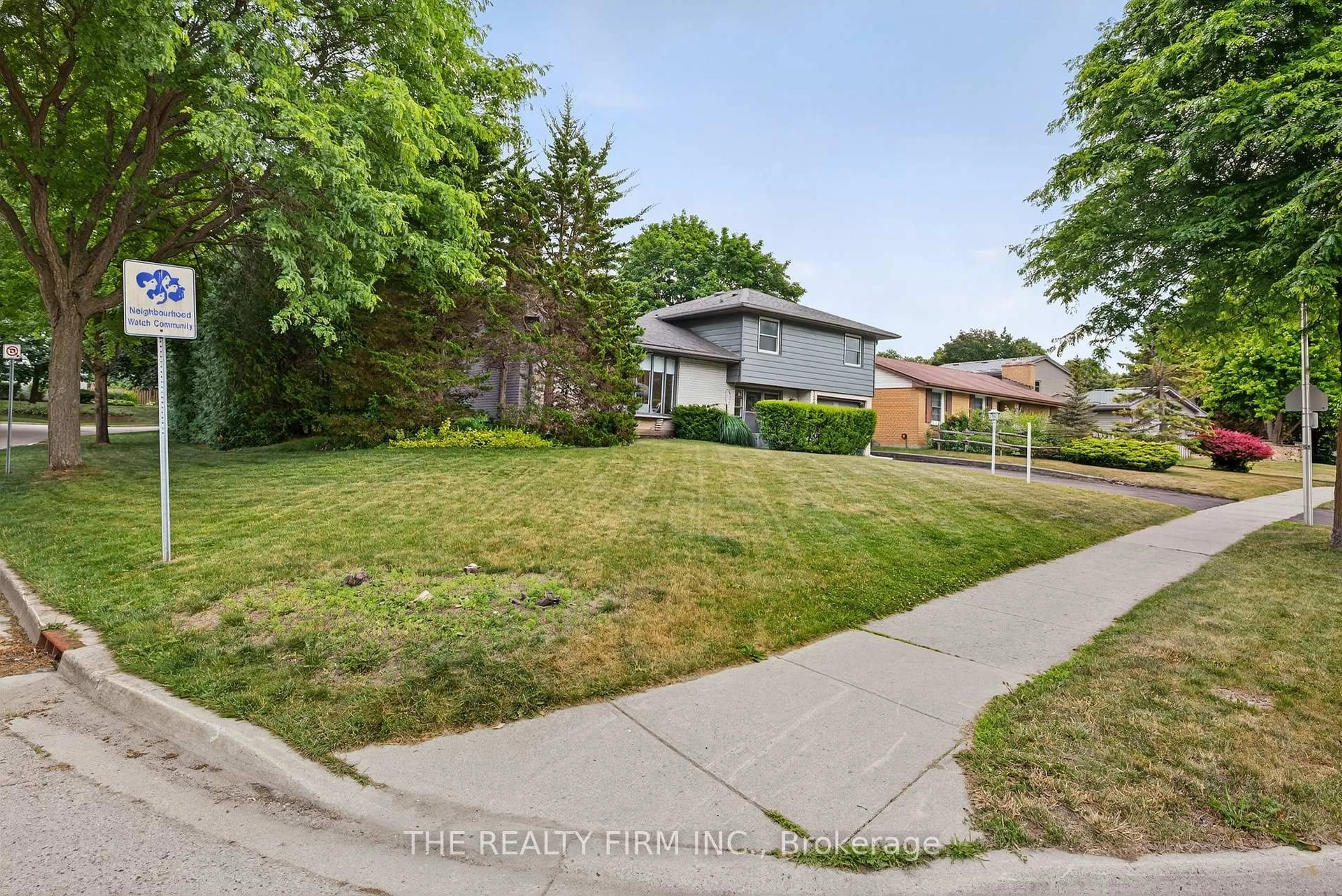 A pic from outside/outdoor area/front of a property/back of a property/a pic from drone, street for 1398 Glenora Dr, London North Ontario N5X 1T9