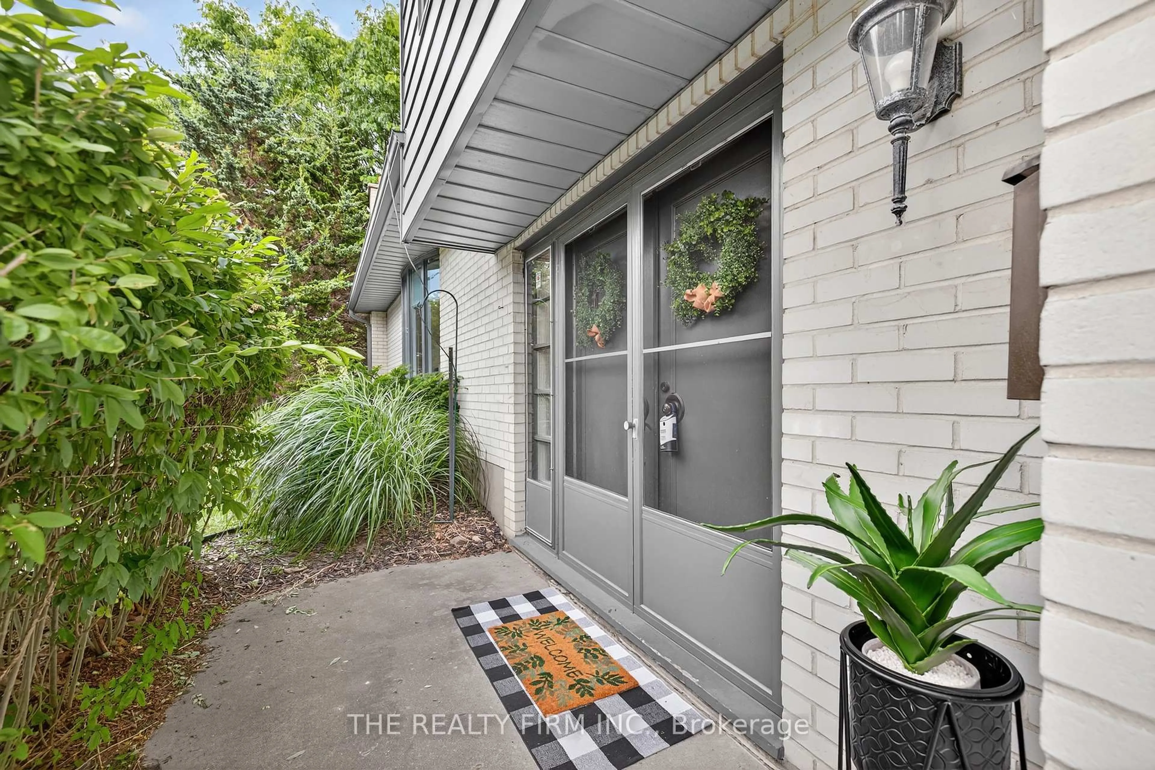 Indoor entryway for 1398 Glenora Dr, London North Ontario N5X 1T9