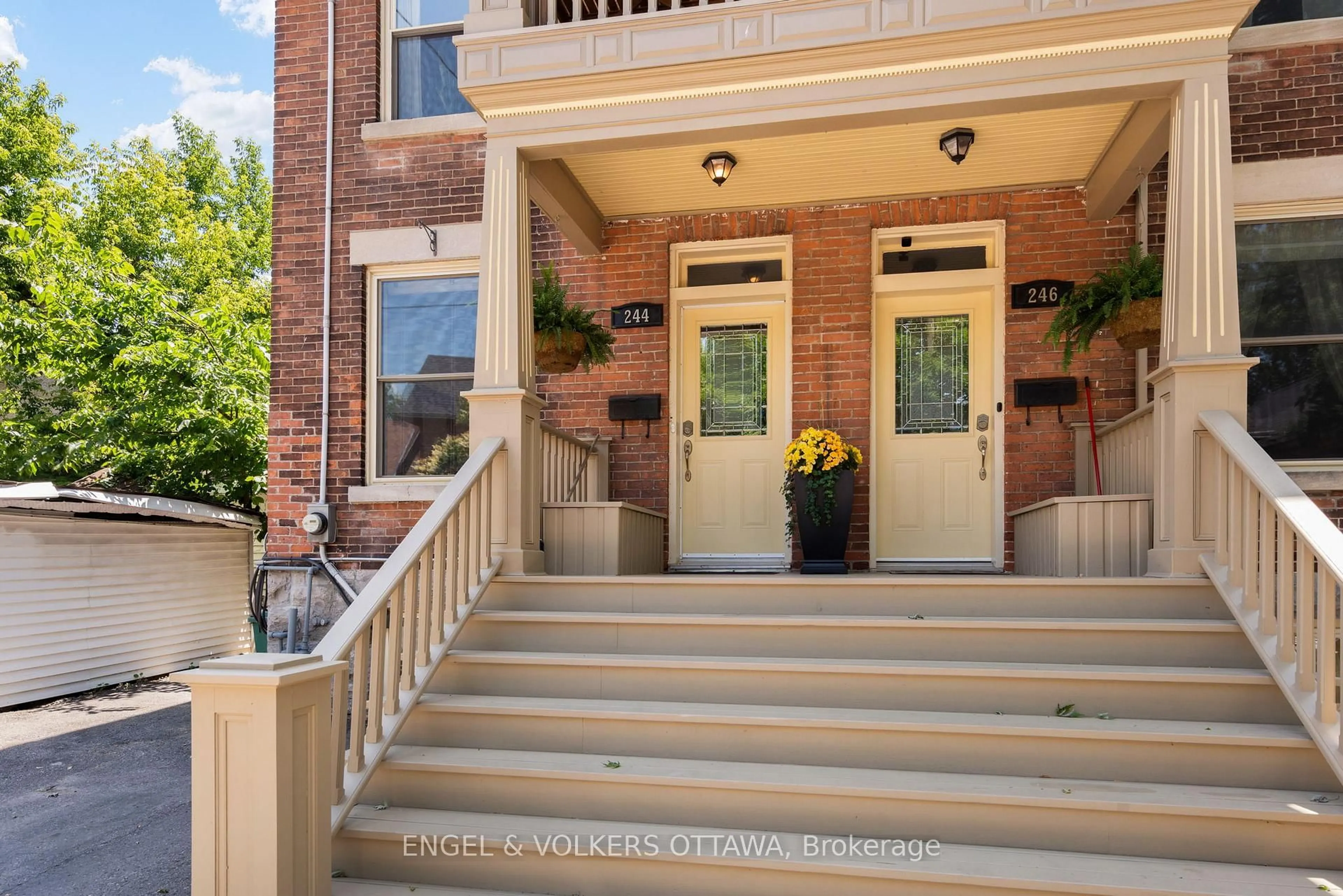 Indoor entryway for 244 Flora St, Ottawa Ontario K1R 5R9