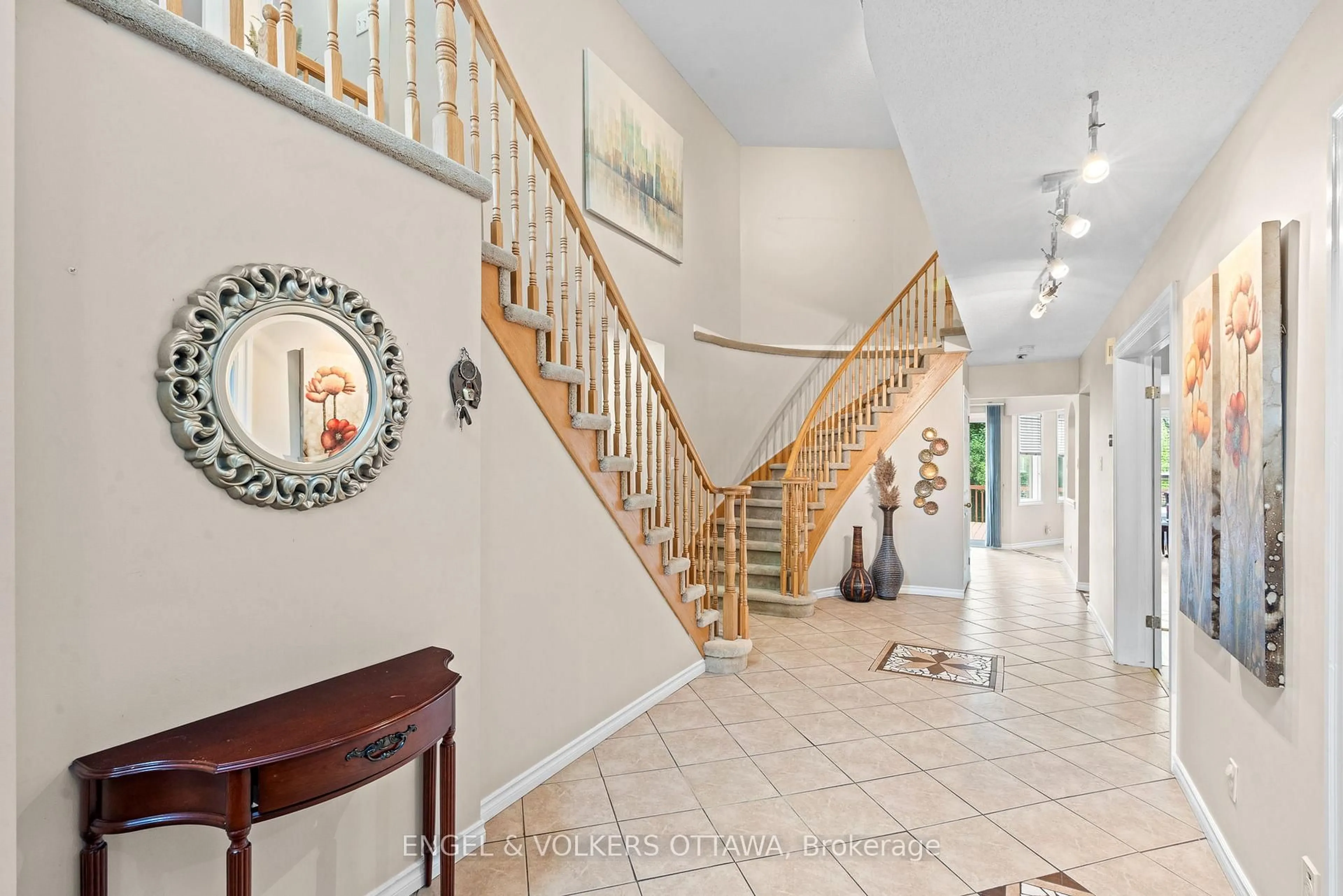 Indoor foyer for 4 Collingwood Cres, Kanata Ontario K2K 2G6