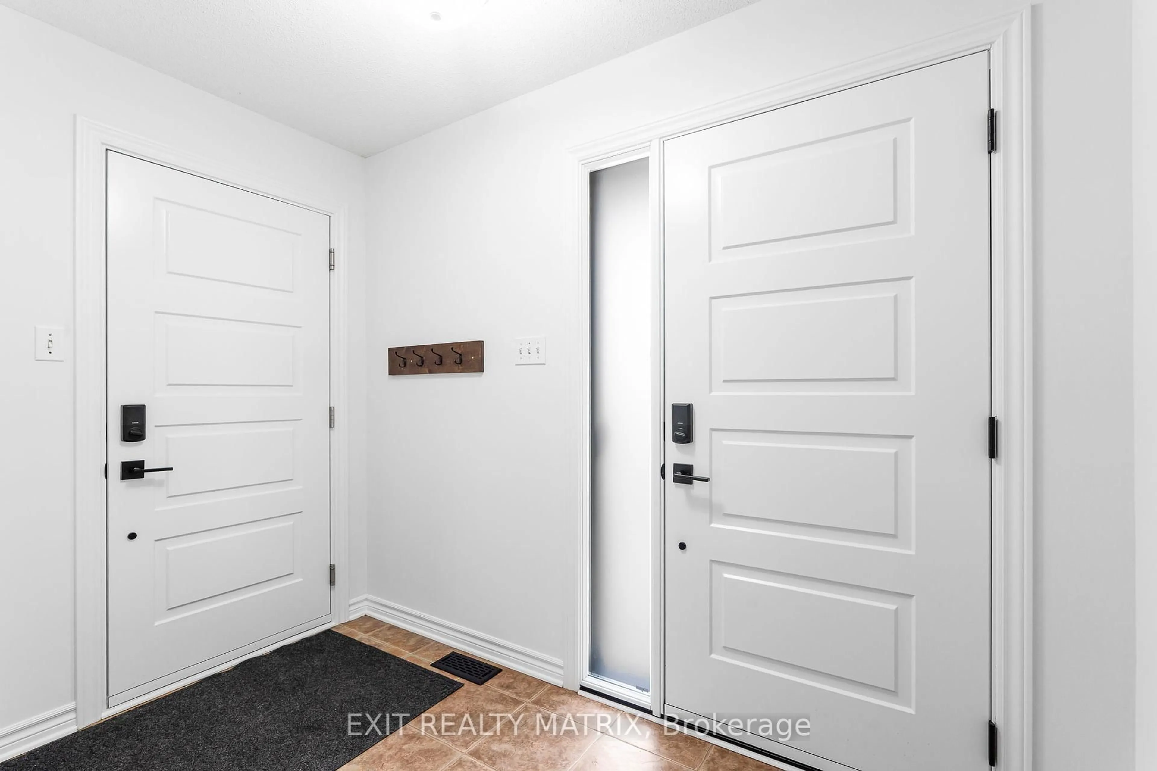 Indoor entryway for 28 La Citadelle St, Russell Ontario K0A 1W0