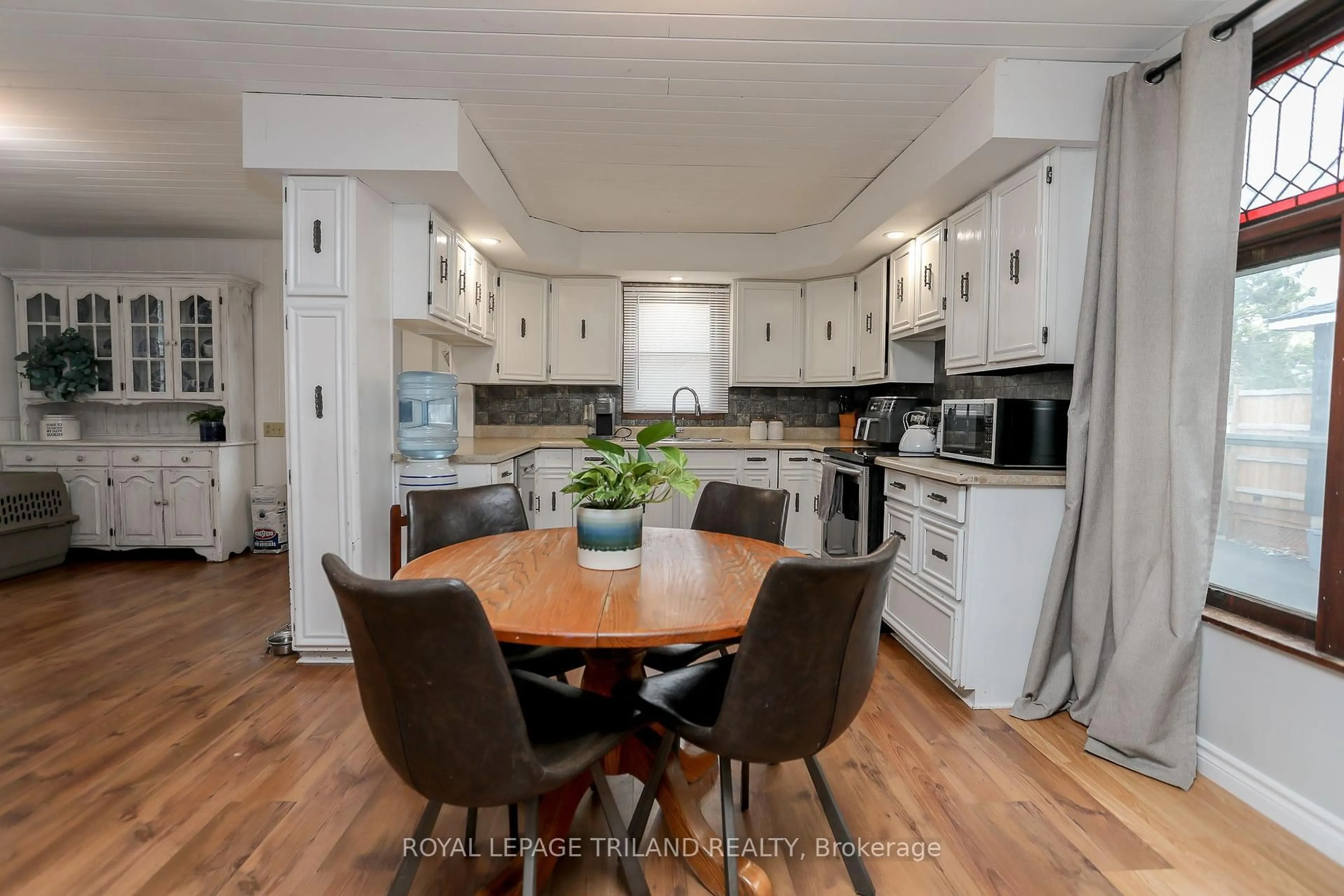 Open concept kitchen, wood/laminate floor for 16 Maple St, St. Thomas Ontario N5R 1Y9