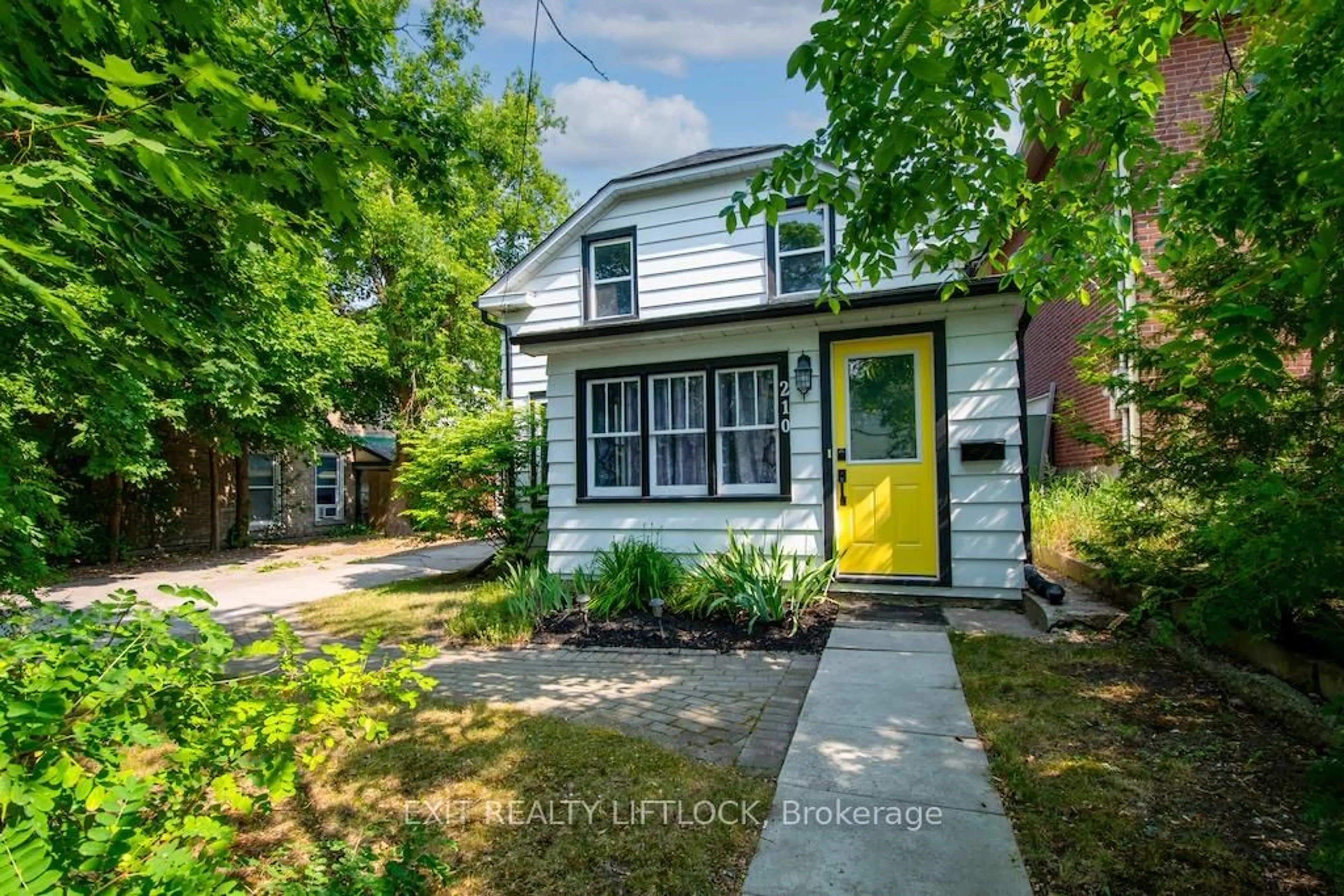 Home with vinyl exterior material, street for 210 Dublin St, Peterborough Central Ontario K9H 3B7