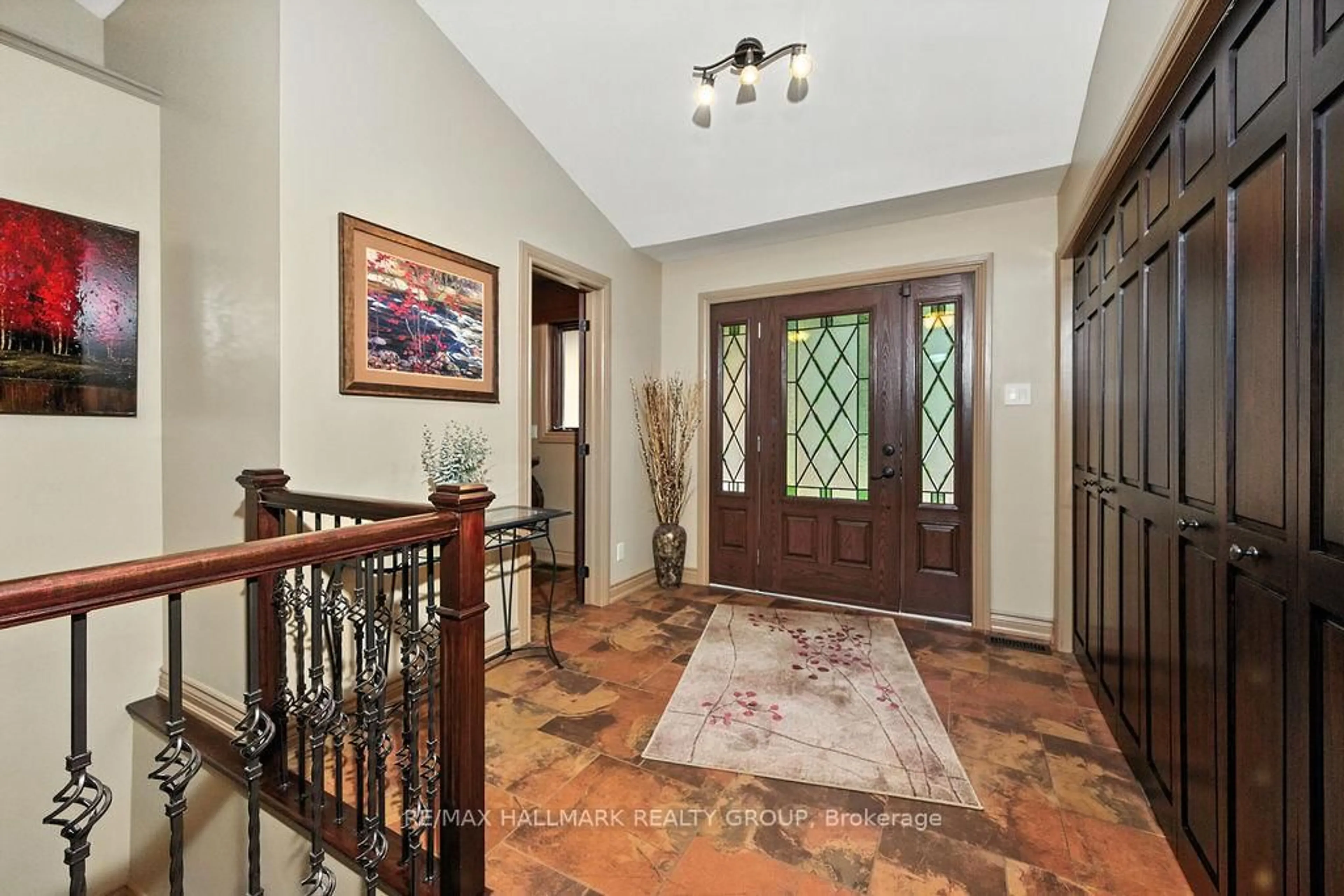 Indoor foyer for 206 Deerwood Dr, Kinburn Ontario K0A 2H0