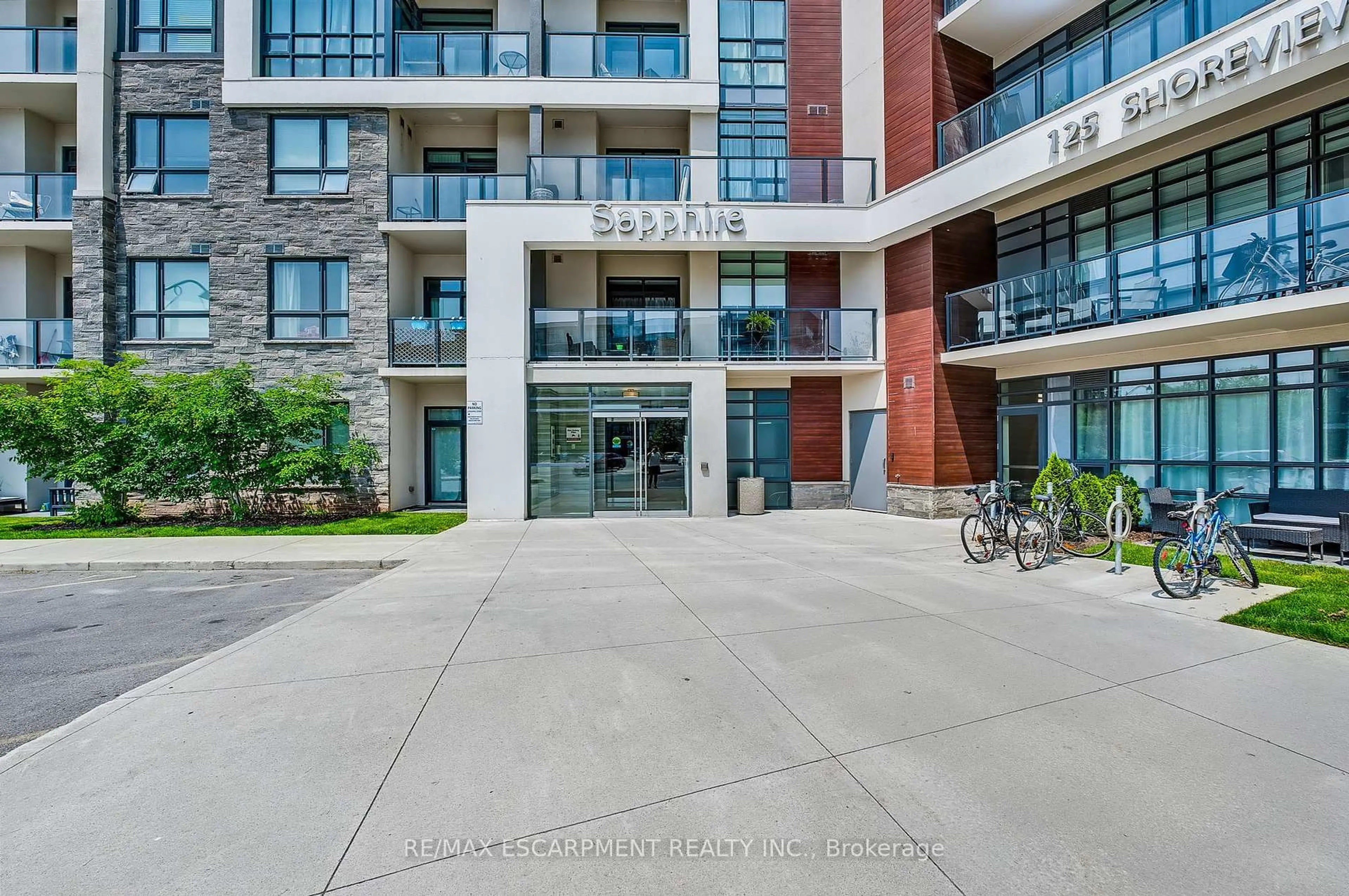 Indoor foyer for 125 Shoreview Pl #514, Hamilton Ontario L8E 0K3