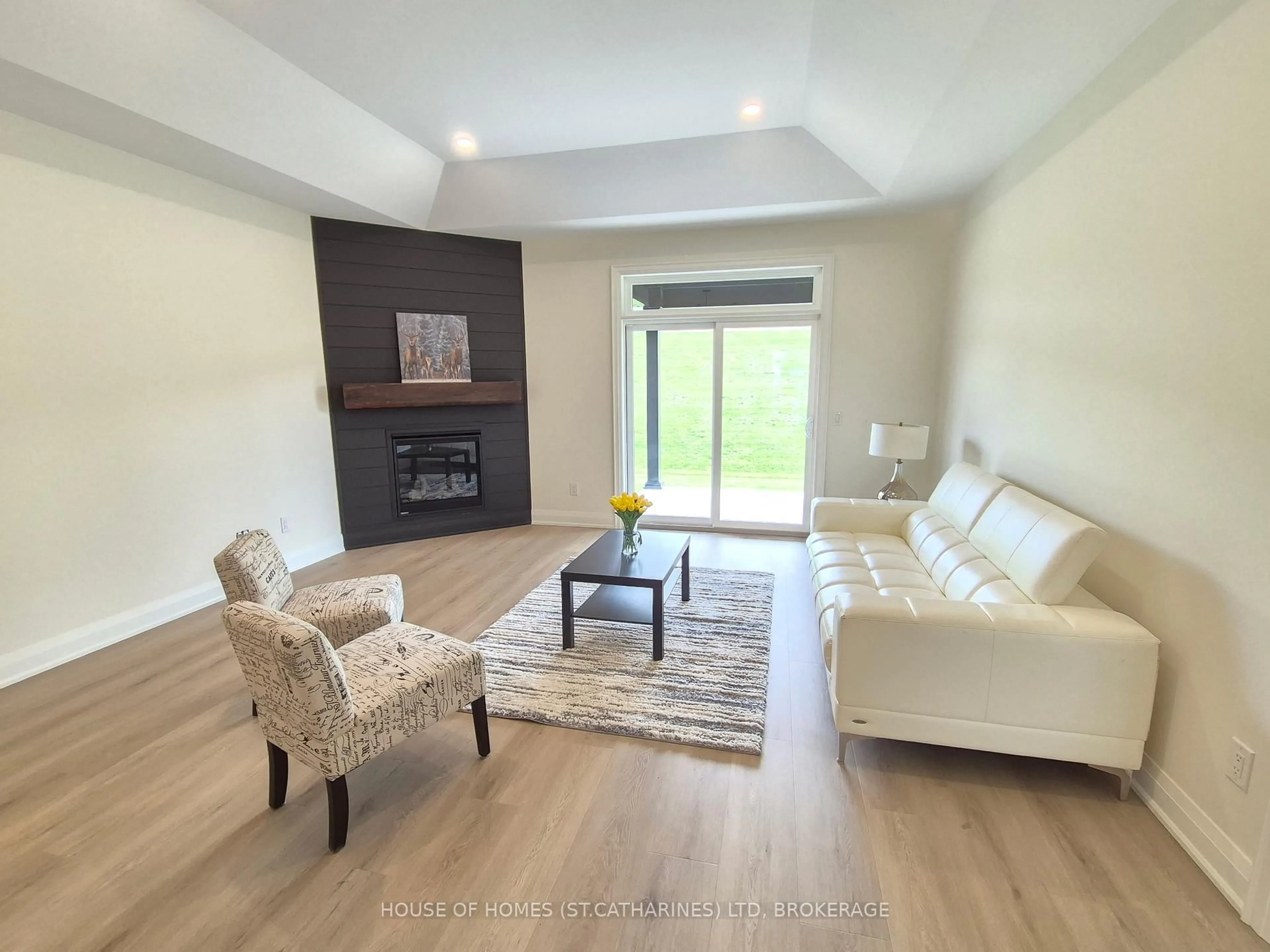 Living room with furniture, wood/laminate floor for 4104 VILLAGE CREEK Dr, Fort Erie Ontario L0S 1S0