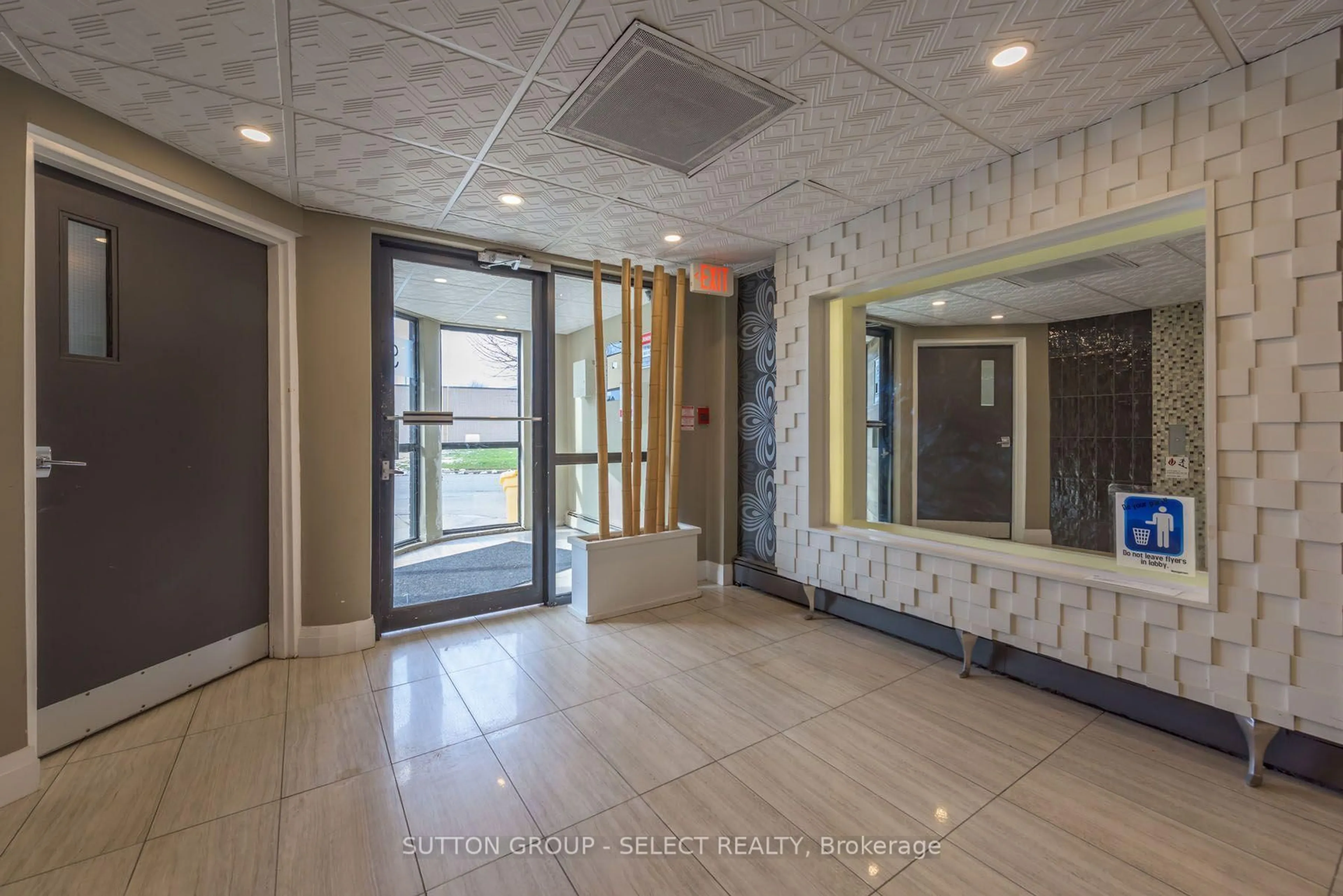 Indoor foyer for 660 Cheapside St, London East Ontario N5Y 3Y2