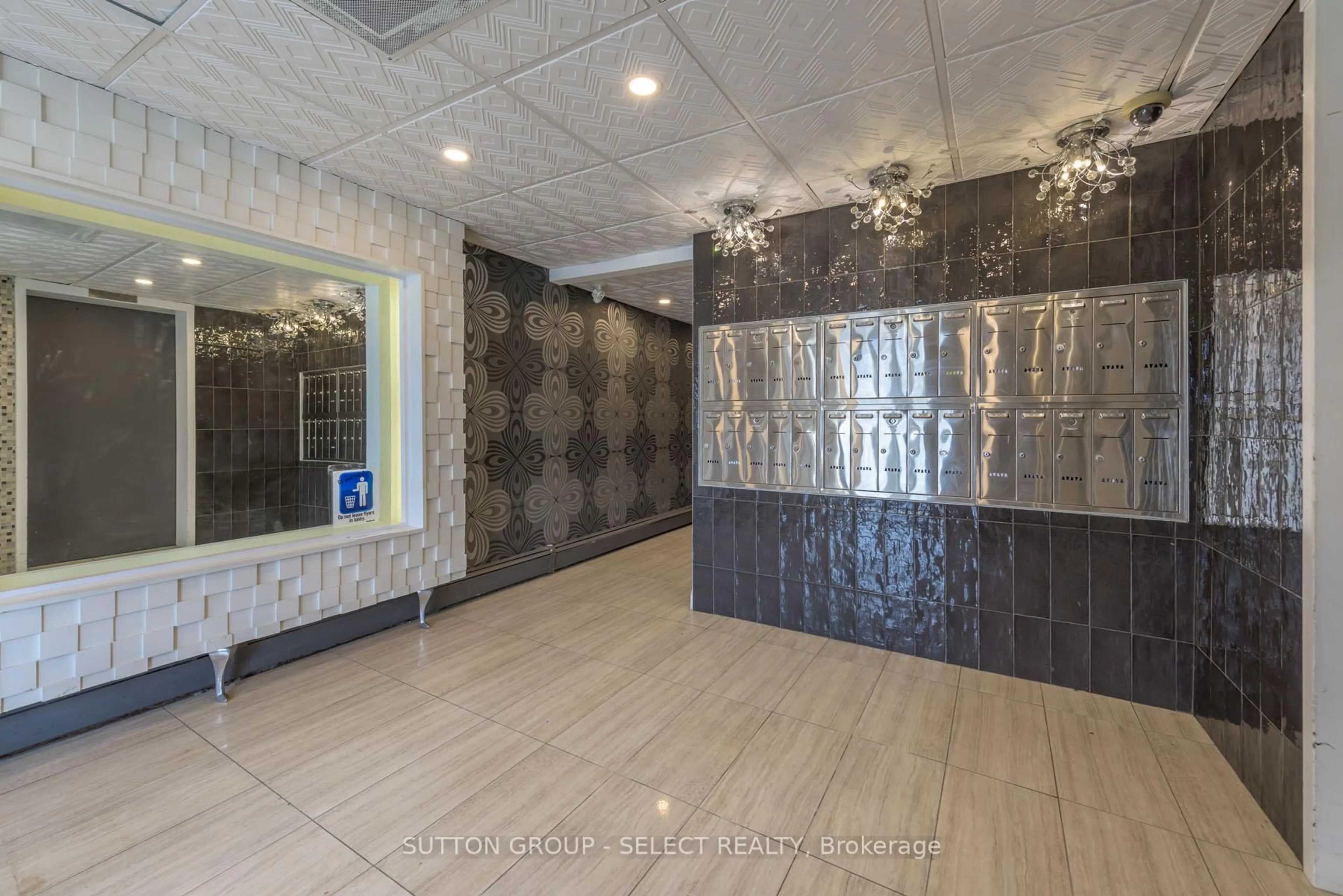 Indoor foyer for 660 Cheapside St, London East Ontario N5Y 3Y2