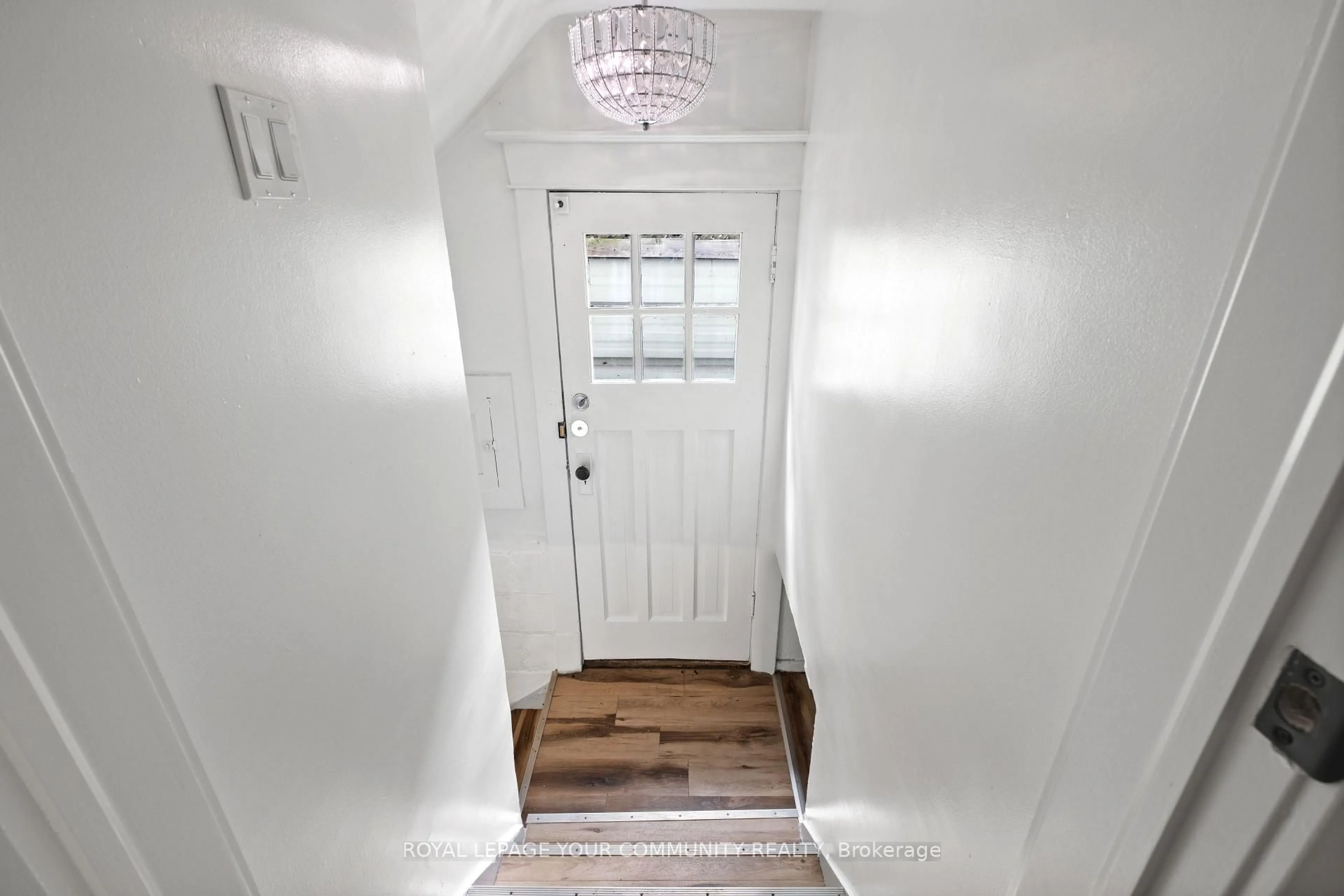 Indoor entryway for 4910 Bridge St, Niagara Falls Ontario L2E 2S3
