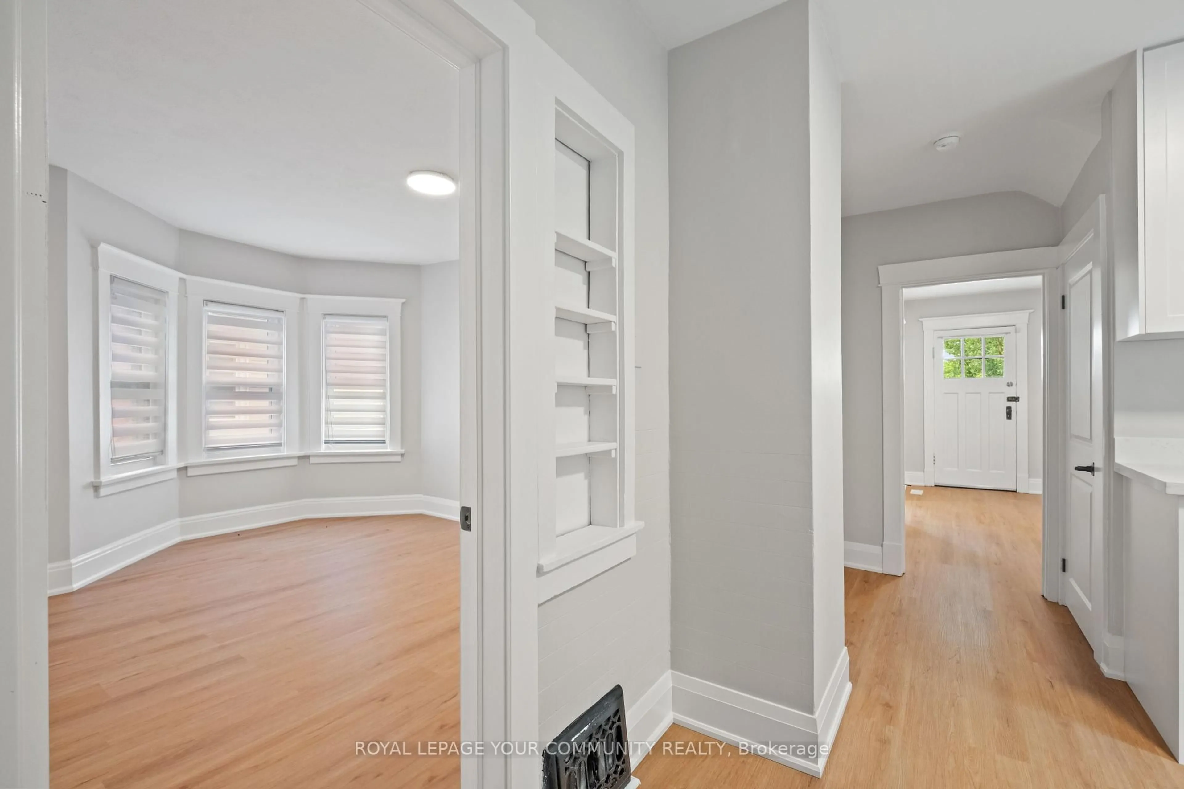 Indoor entryway for 4910 Bridge St, Niagara Falls Ontario L2E 2S3