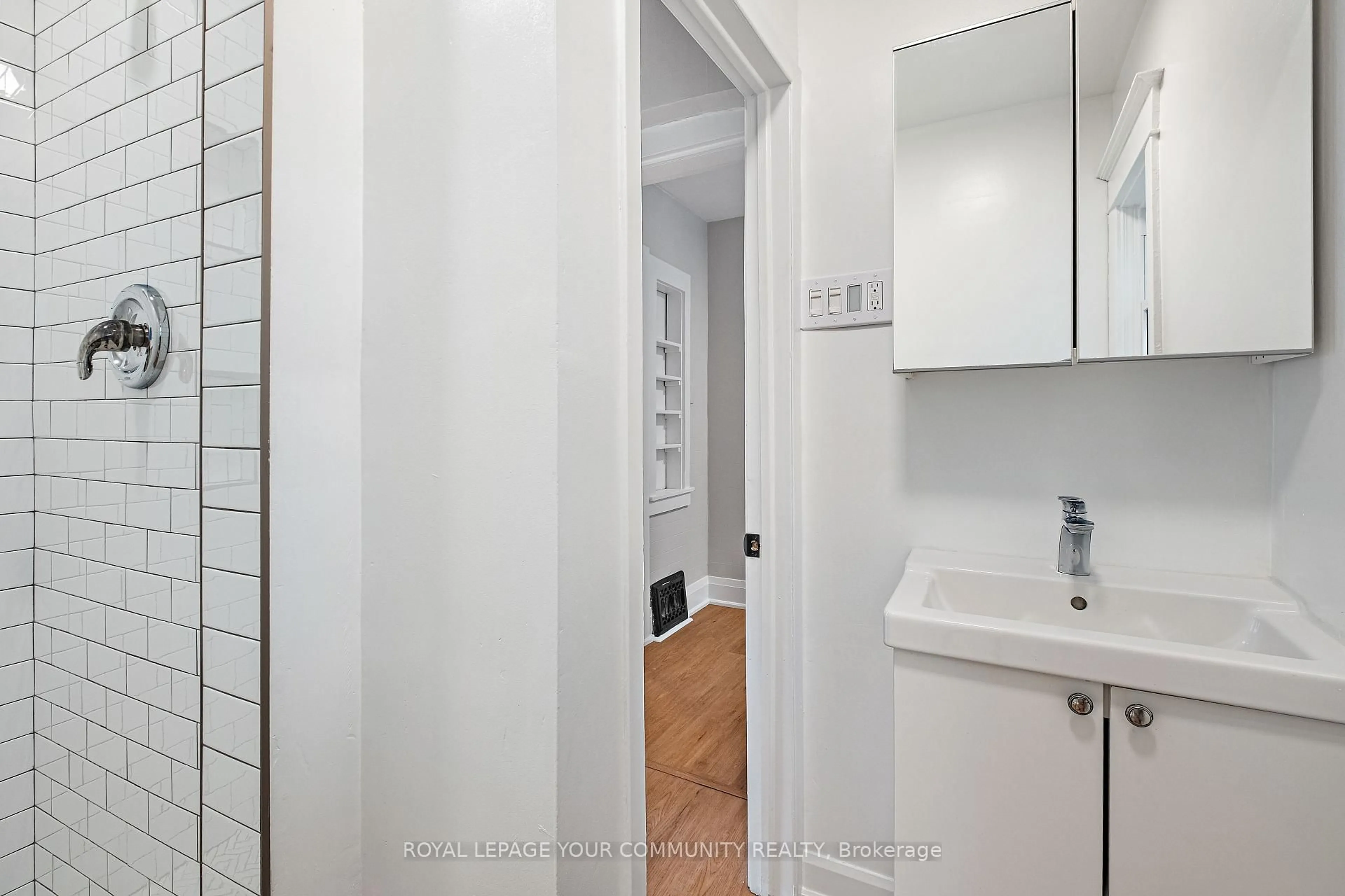 Standard bathroom, unknown for 4910 Bridge St, Niagara Falls Ontario L2E 2S3