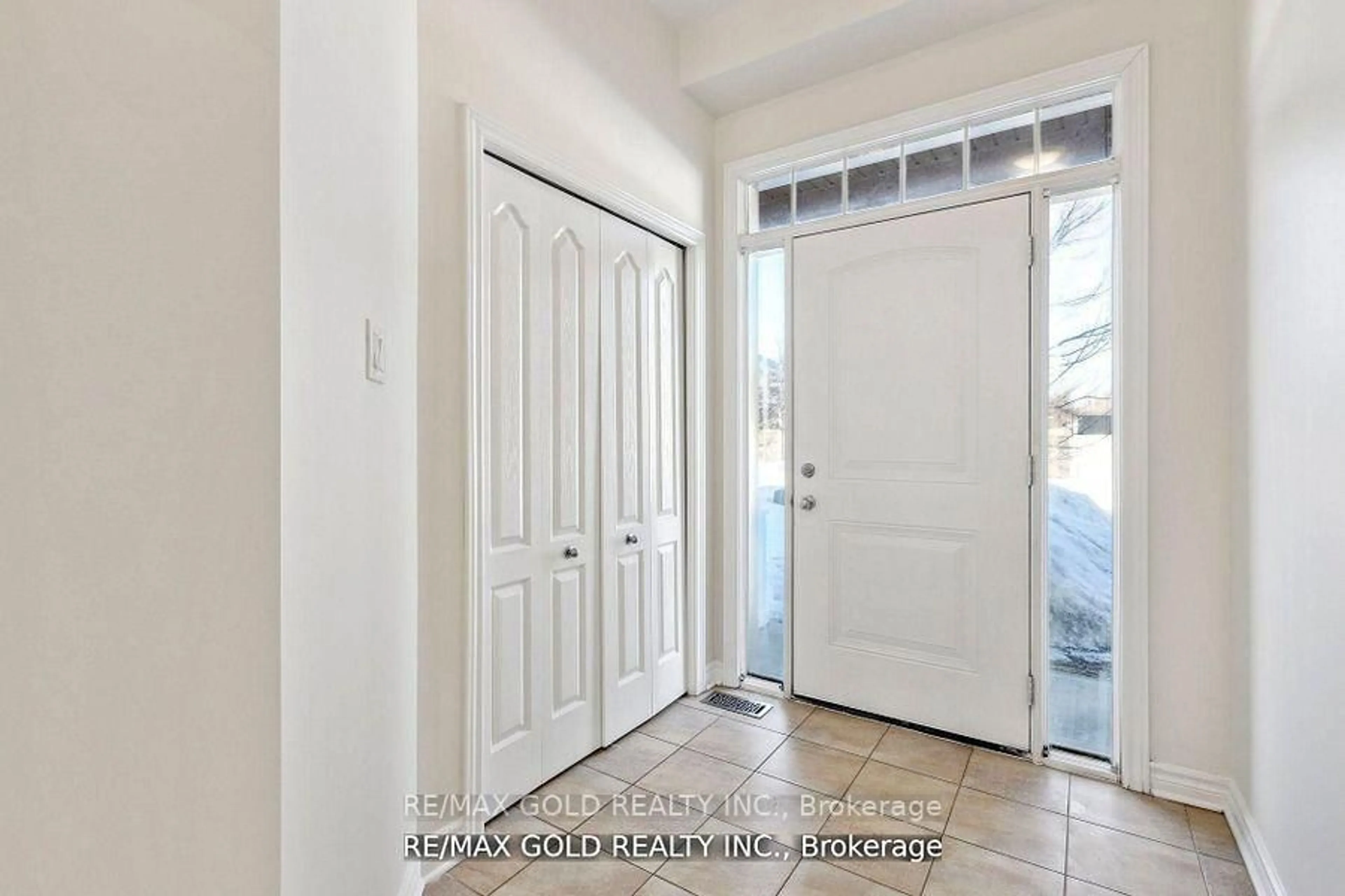 Indoor entryway for 906 Verbena Cres, Ottawa Ontario K1T 0K4