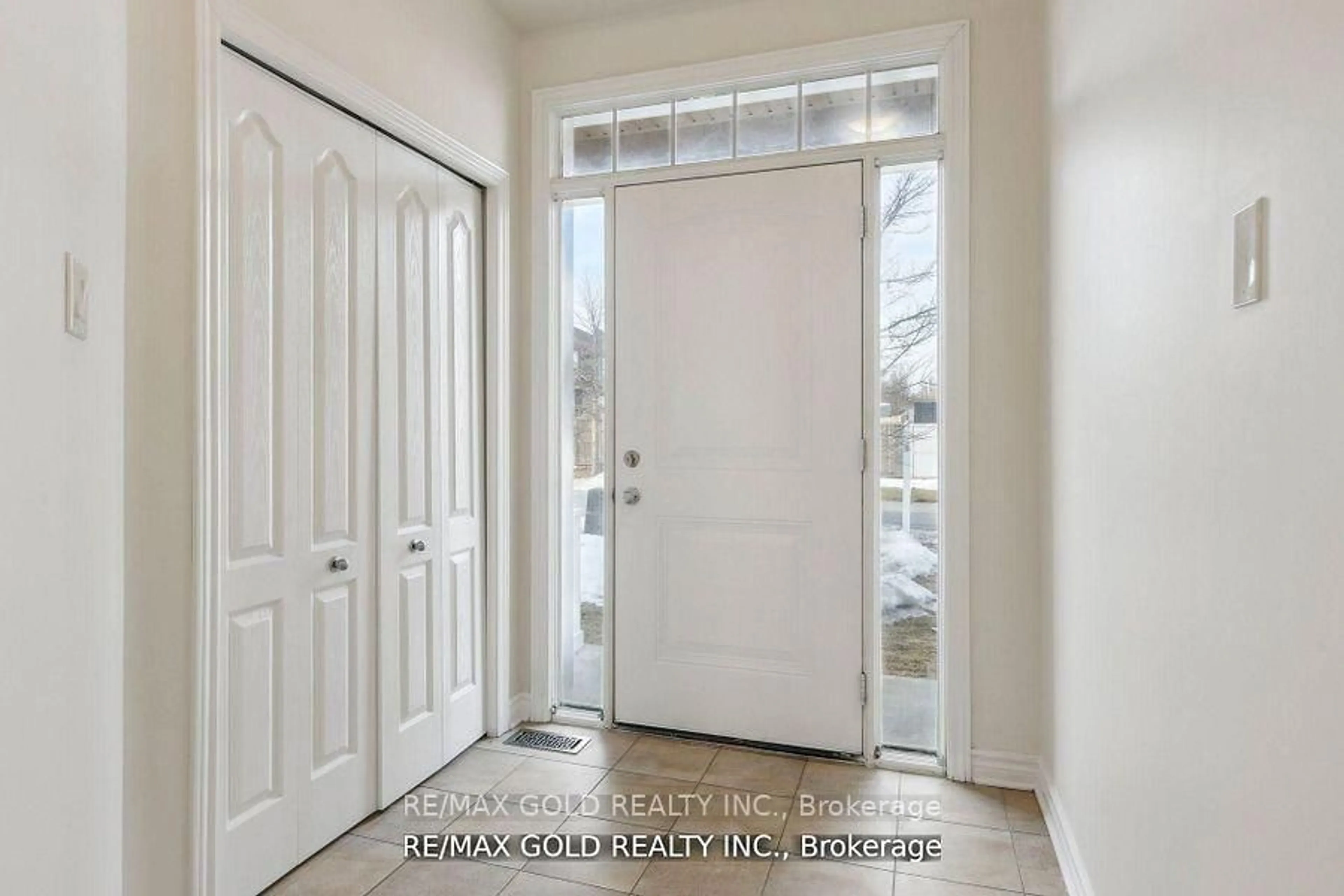 Indoor entryway for 906 Verbena Cres, Ottawa Ontario K1T 0K4