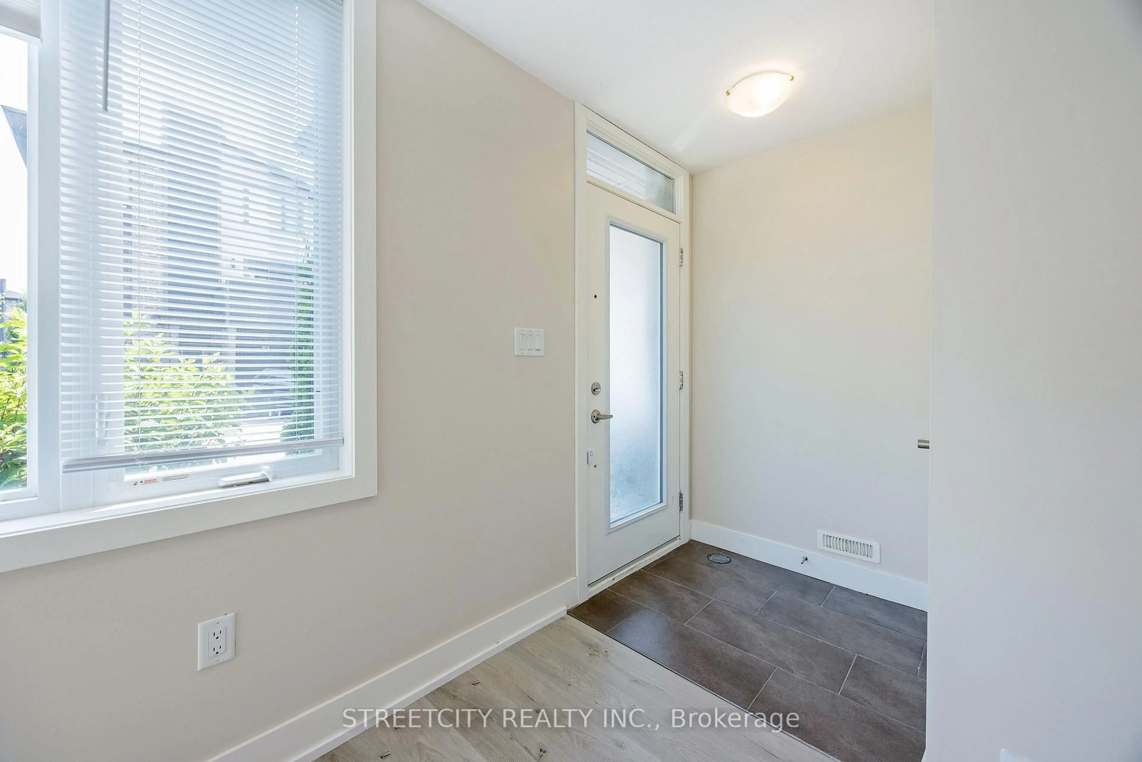 Indoor entryway for 1960 Dalmagarry Rd #34, London North Ontario N6G 0T8