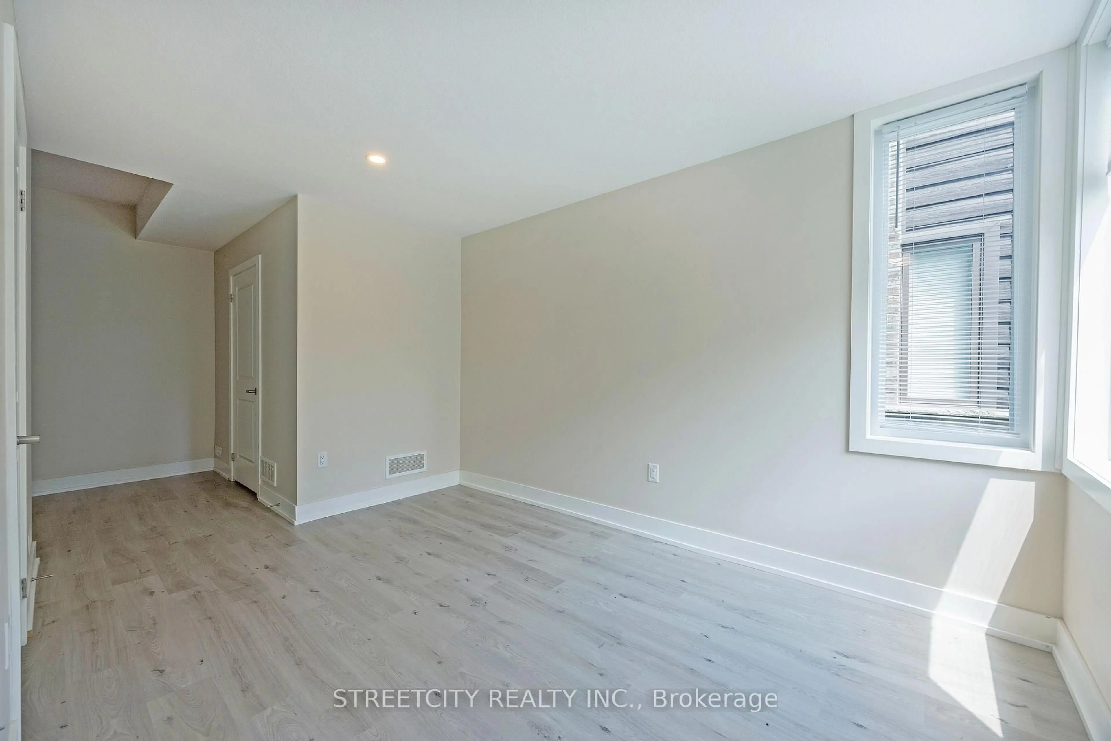 A pic of a room for 1960 Dalmagarry Rd #34, London North Ontario N6G 0T8