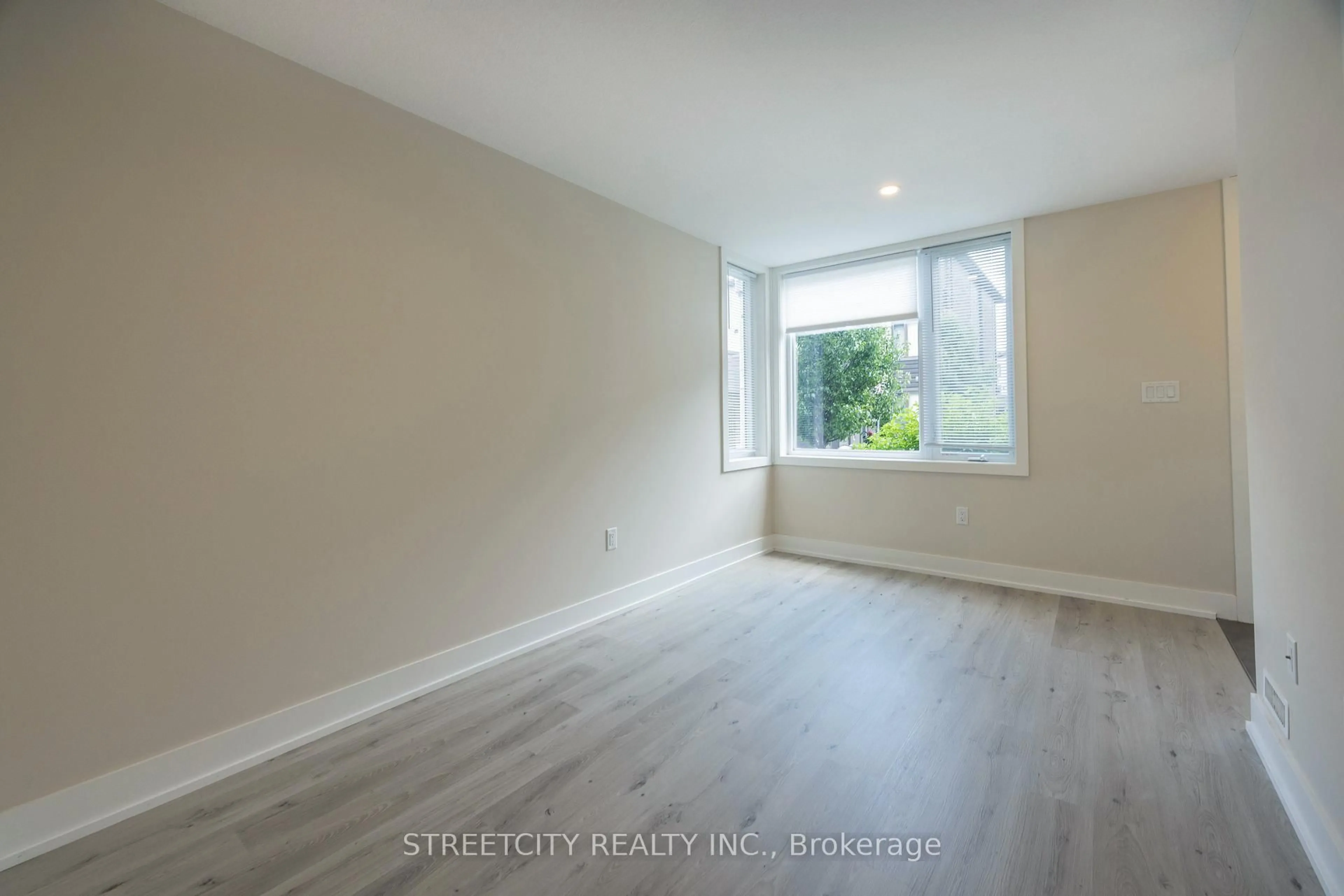 A pic of a room for 1960 Dalmagarry Rd #34, London North Ontario N6G 0T8
