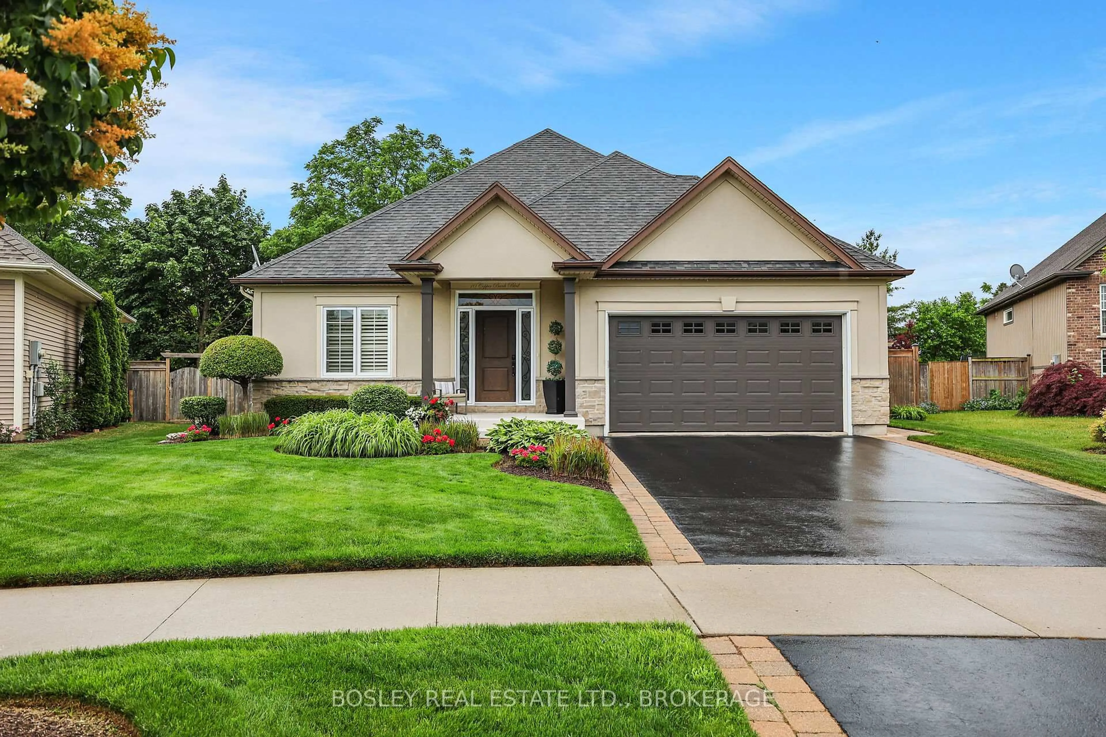 Home with brick exterior material, street for 10 Copper Beech Blvd, Niagara-on-the-Lake Ontario L0S 1J0
