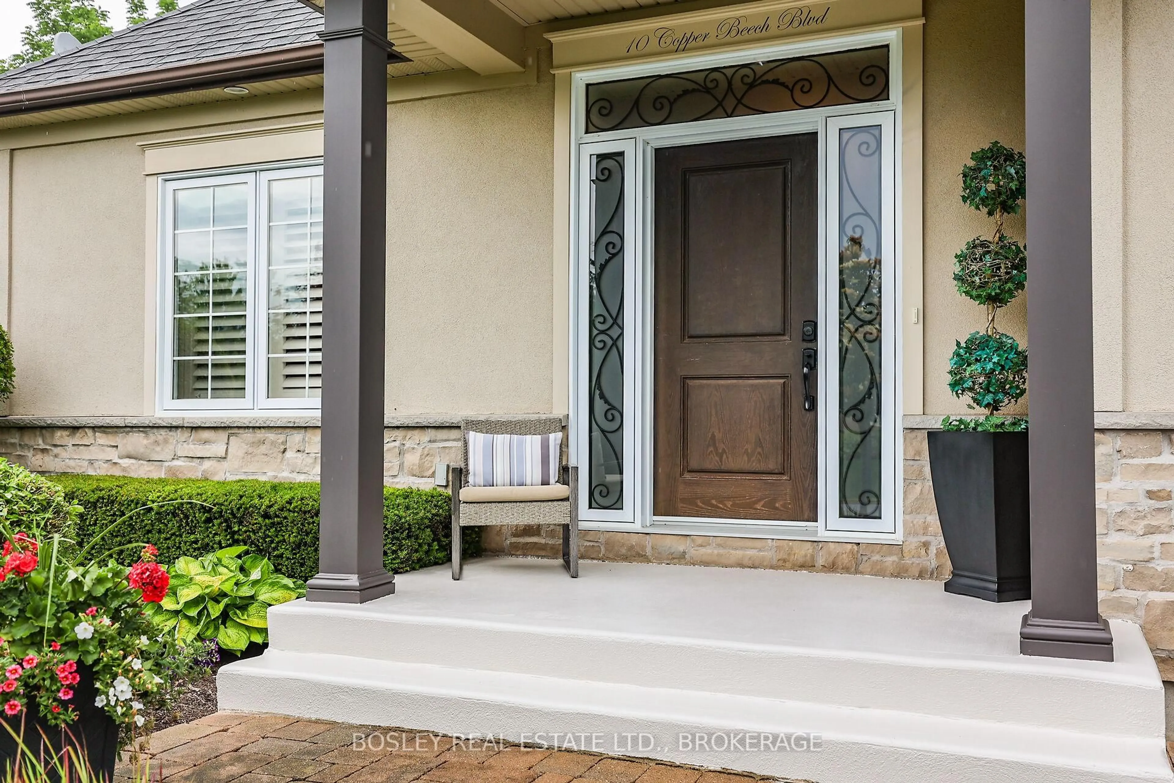 Indoor entryway for 10 Copper Beech Blvd, Niagara-on-the-Lake Ontario L0S 1J0