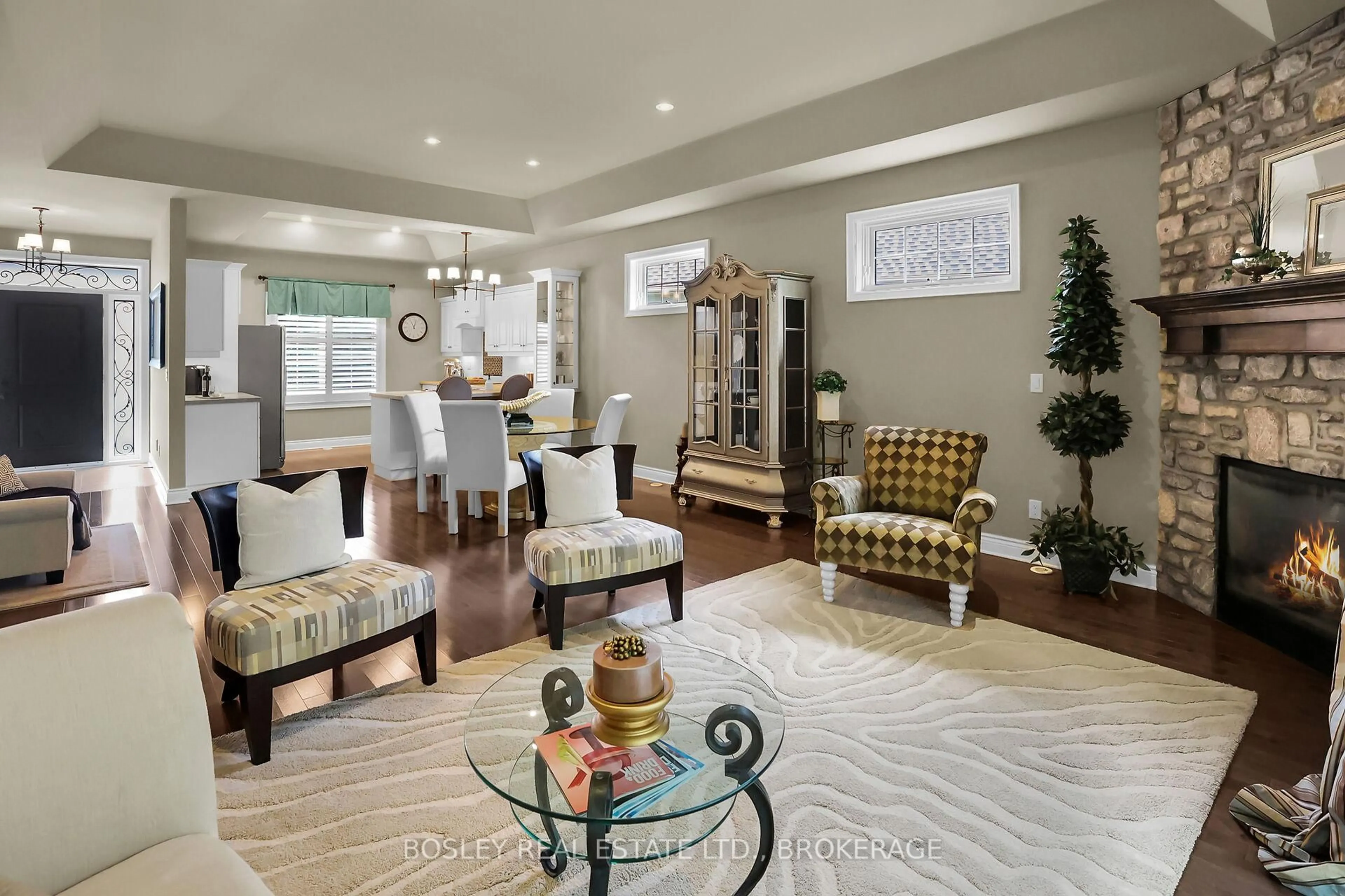 Living room with furniture, unknown for 10 Copper Beech Blvd, Niagara-on-the-Lake Ontario L0S 1J0