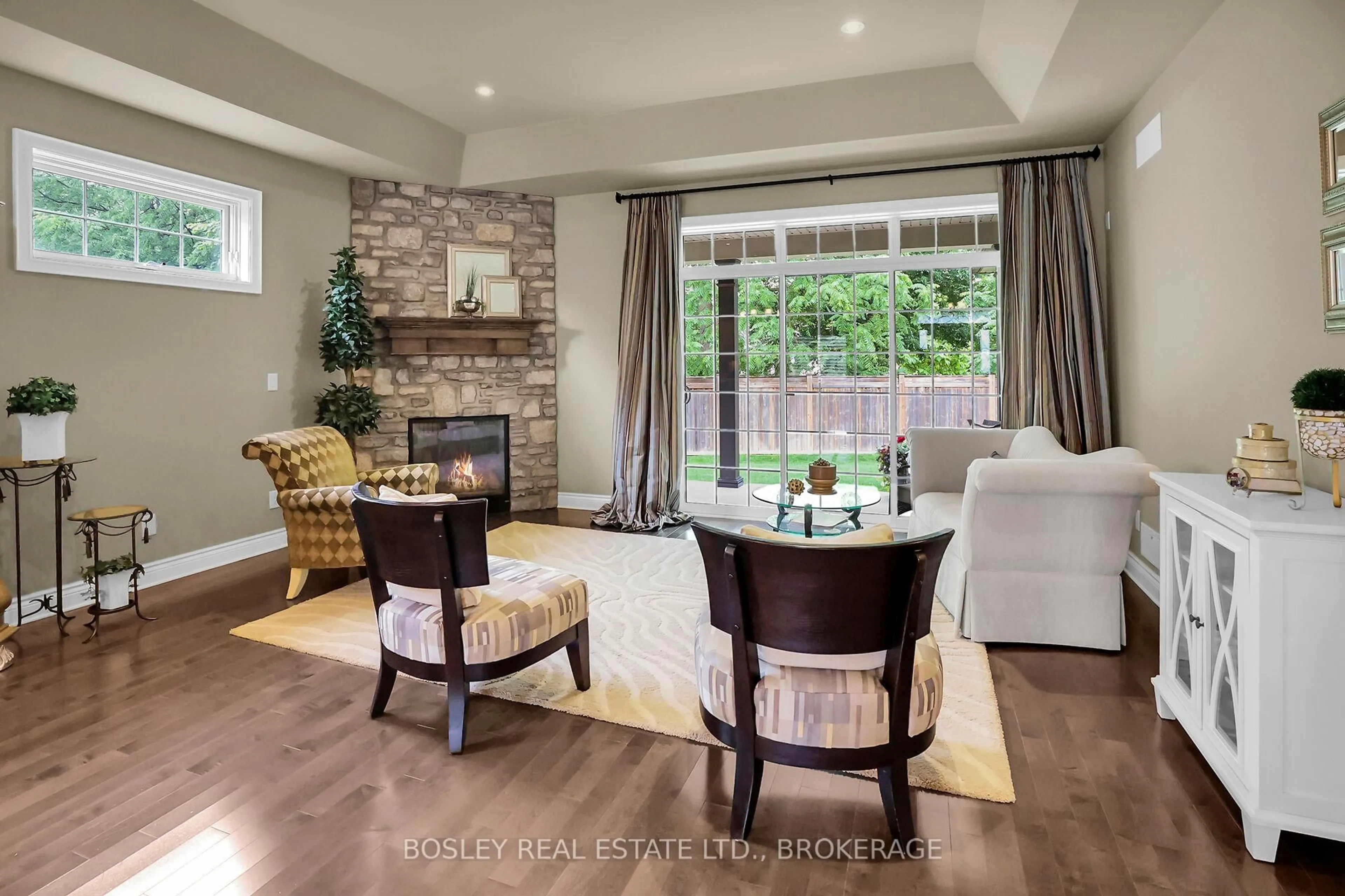 Living room with furniture, unknown for 10 Copper Beech Blvd, Niagara-on-the-Lake Ontario L0S 1J0