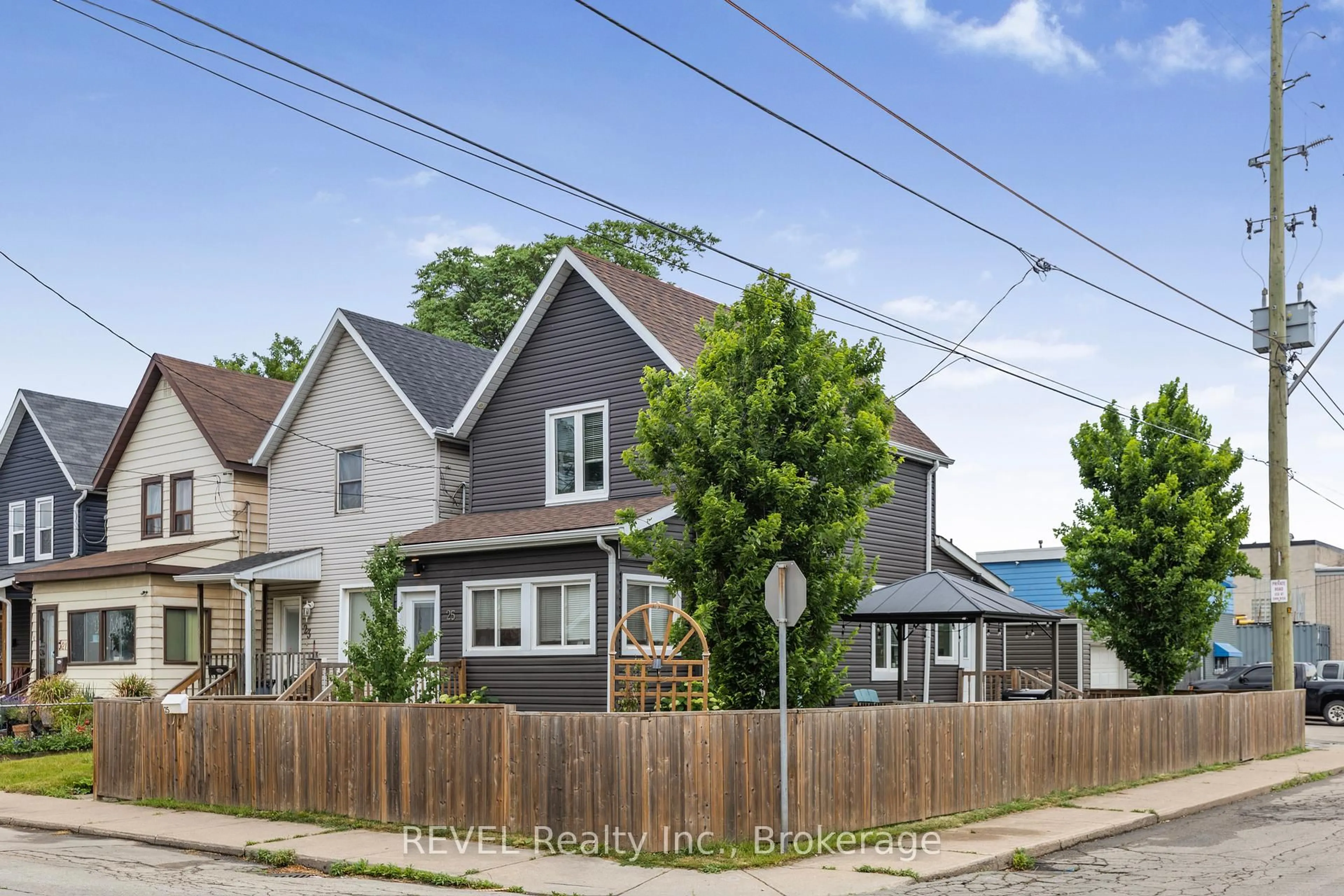 A pic from outside/outdoor area/front of a property/back of a property/a pic from drone, street for 25 Land St, Hamilton Ontario L8L 4L1