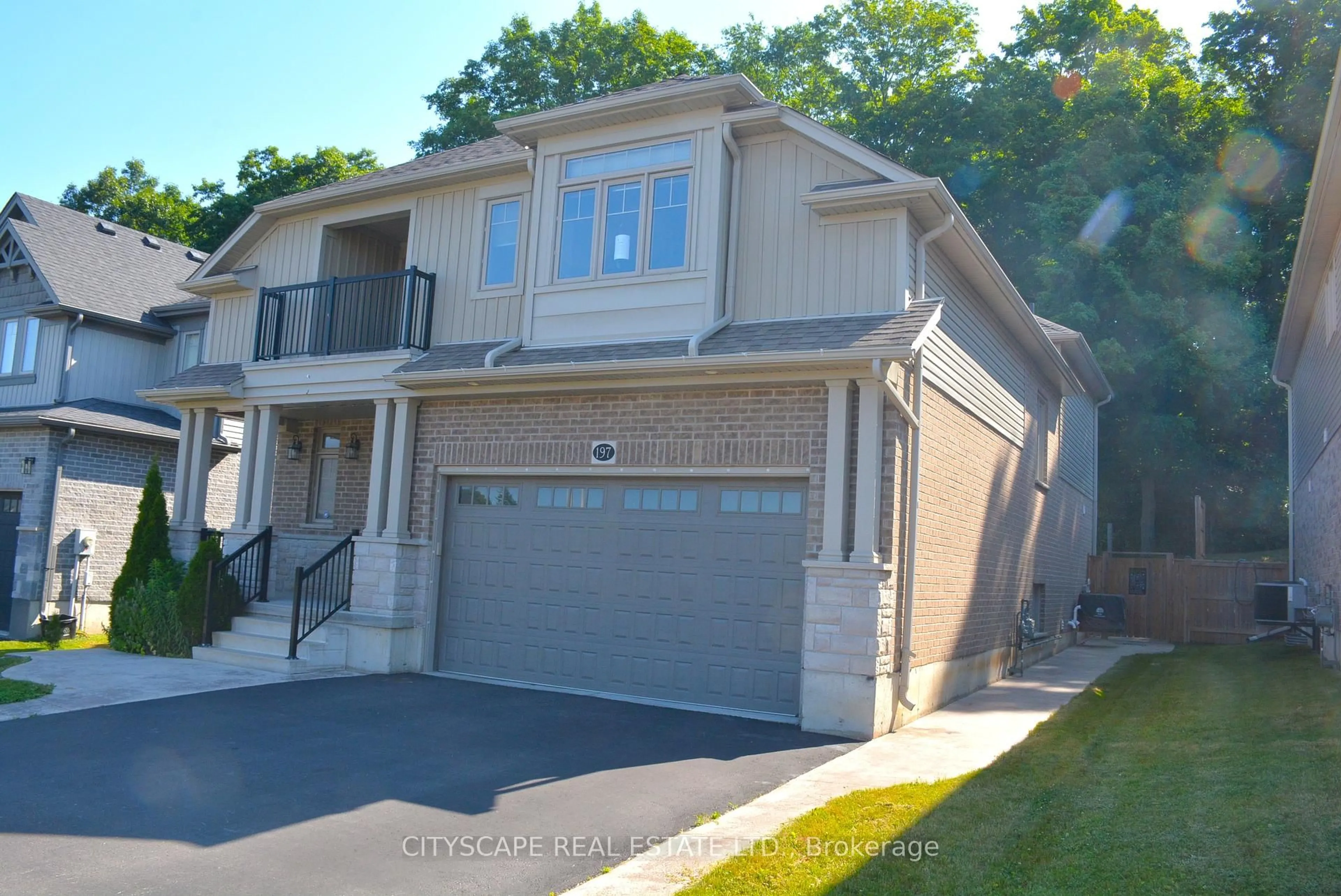A pic from outside/outdoor area/front of a property/back of a property/a pic from drone, street for 197 Woodway Tr, Norfolk Ontario N3Y 0B8