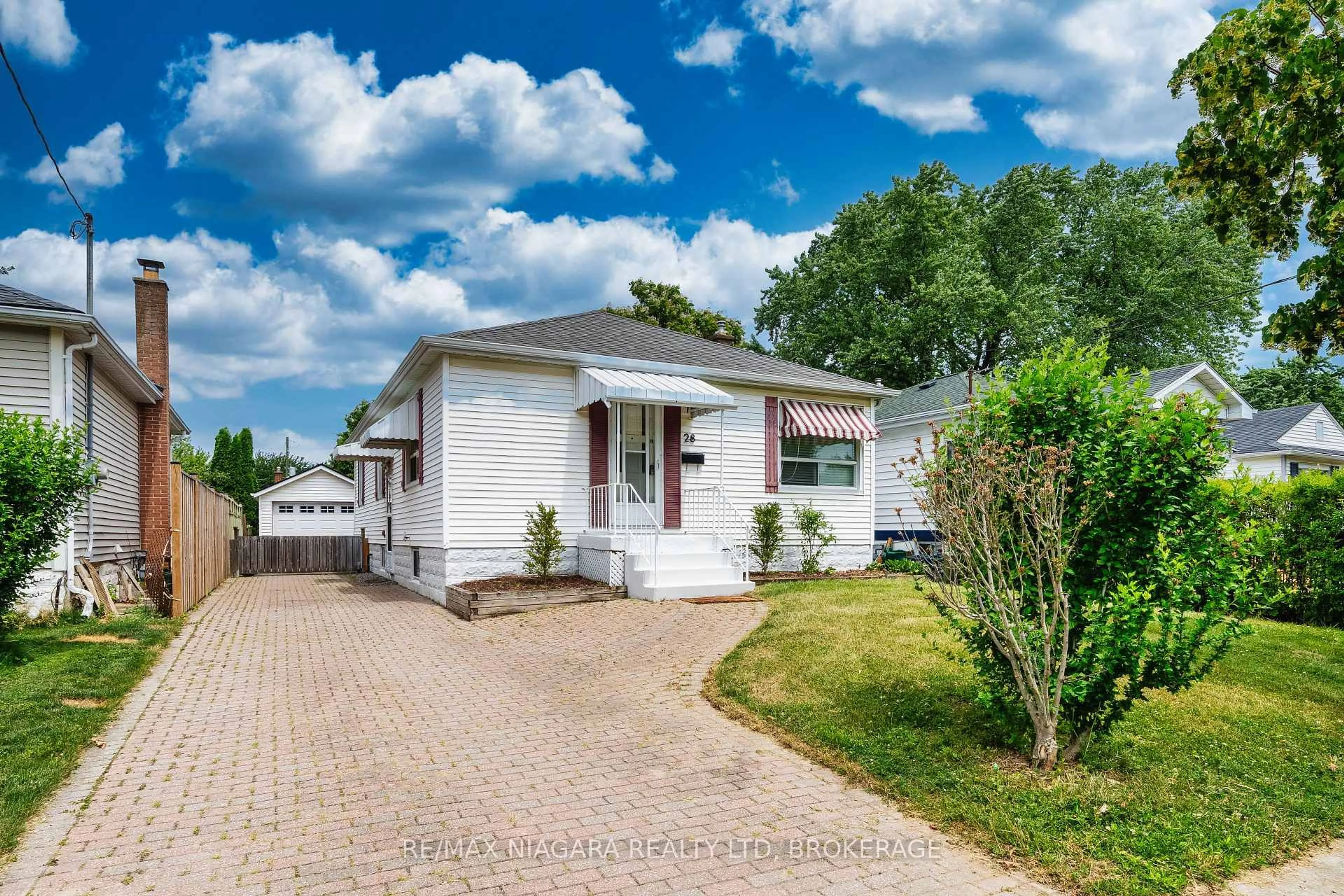 Home with vinyl exterior material, street for 28 Bridge St, St. Catharines Ontario L2S 2V8