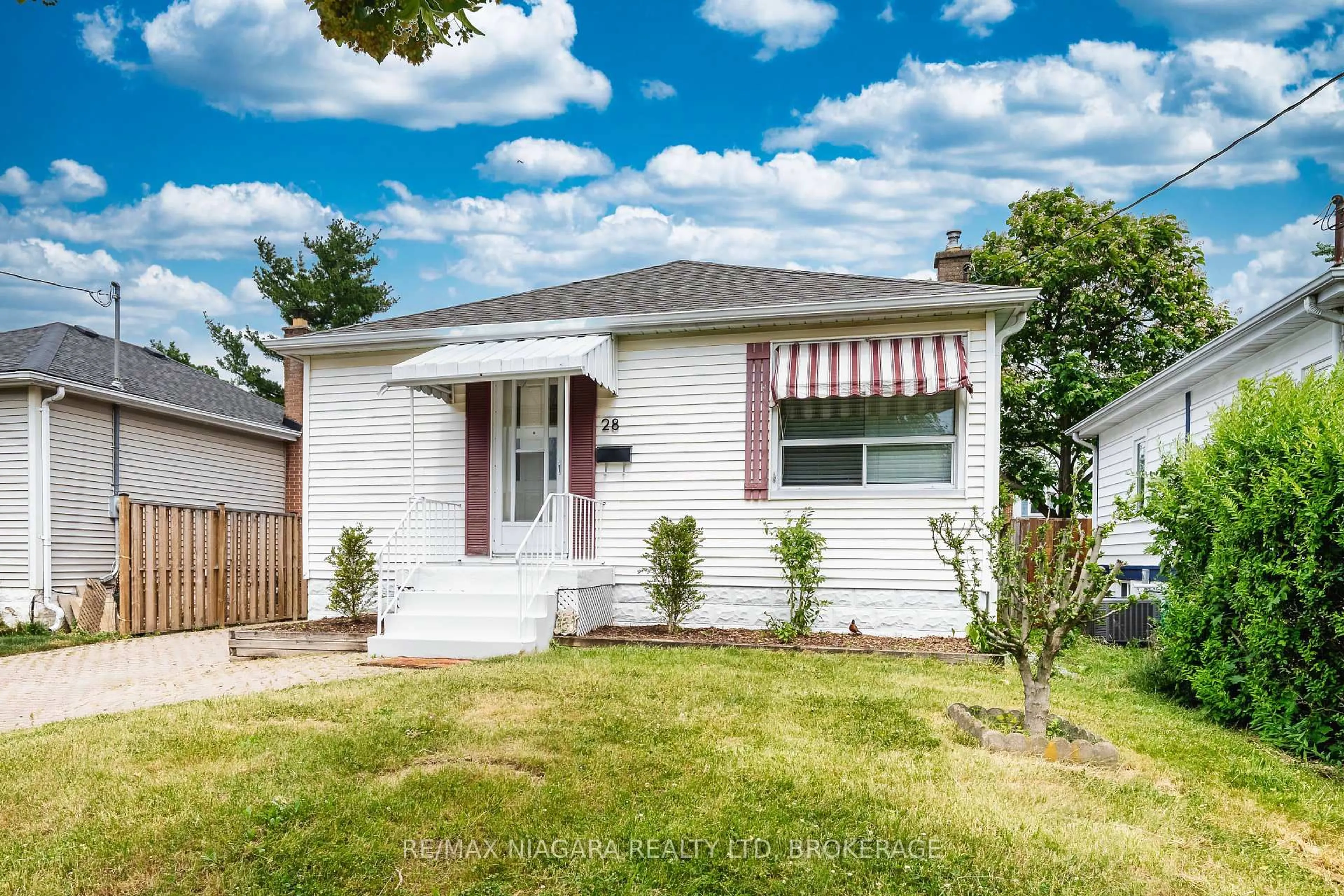 Home with vinyl exterior material, street for 28 Bridge St, St. Catharines Ontario L2S 2V8