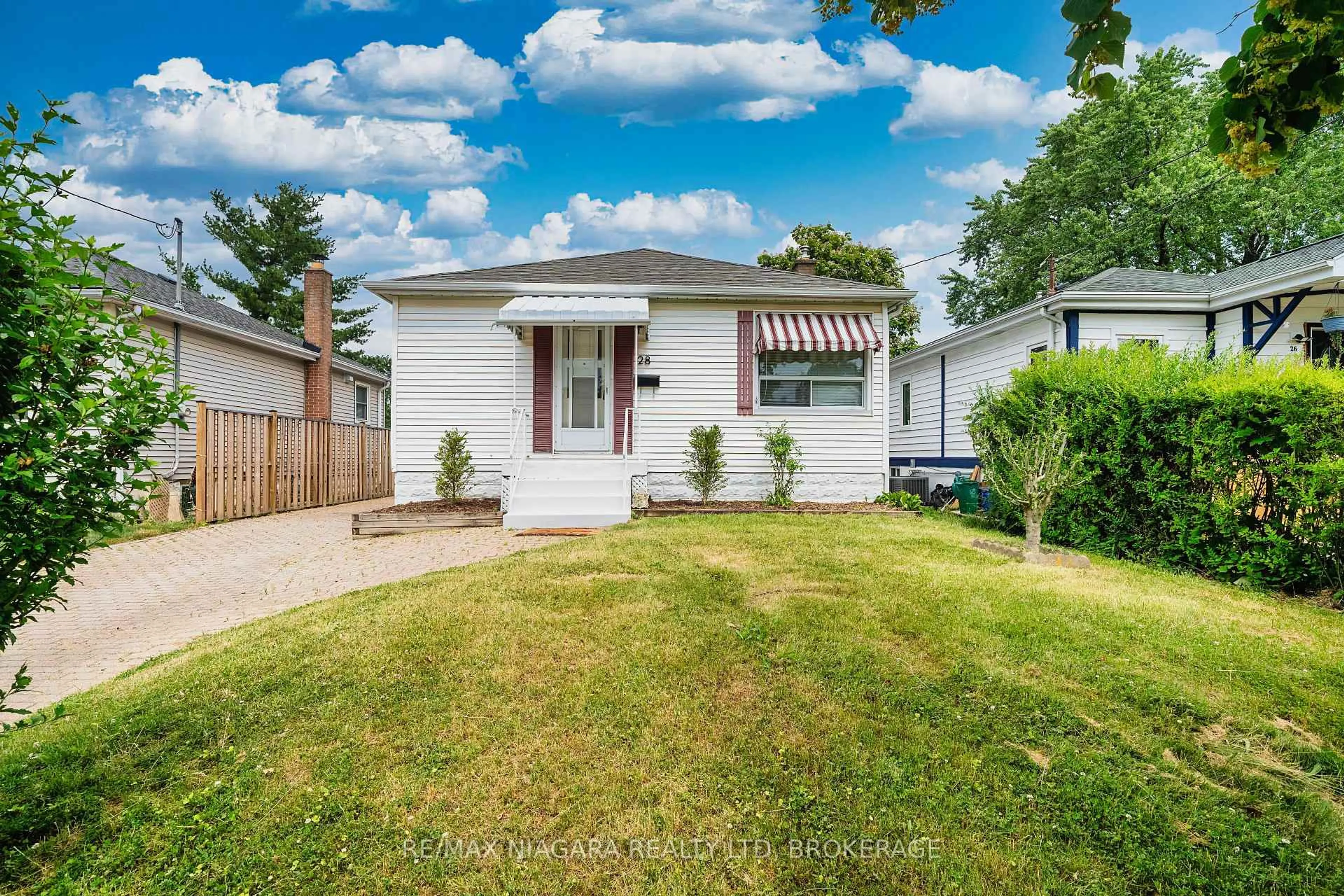 Home with vinyl exterior material, street for 28 Bridge St, St. Catharines Ontario L2S 2V8