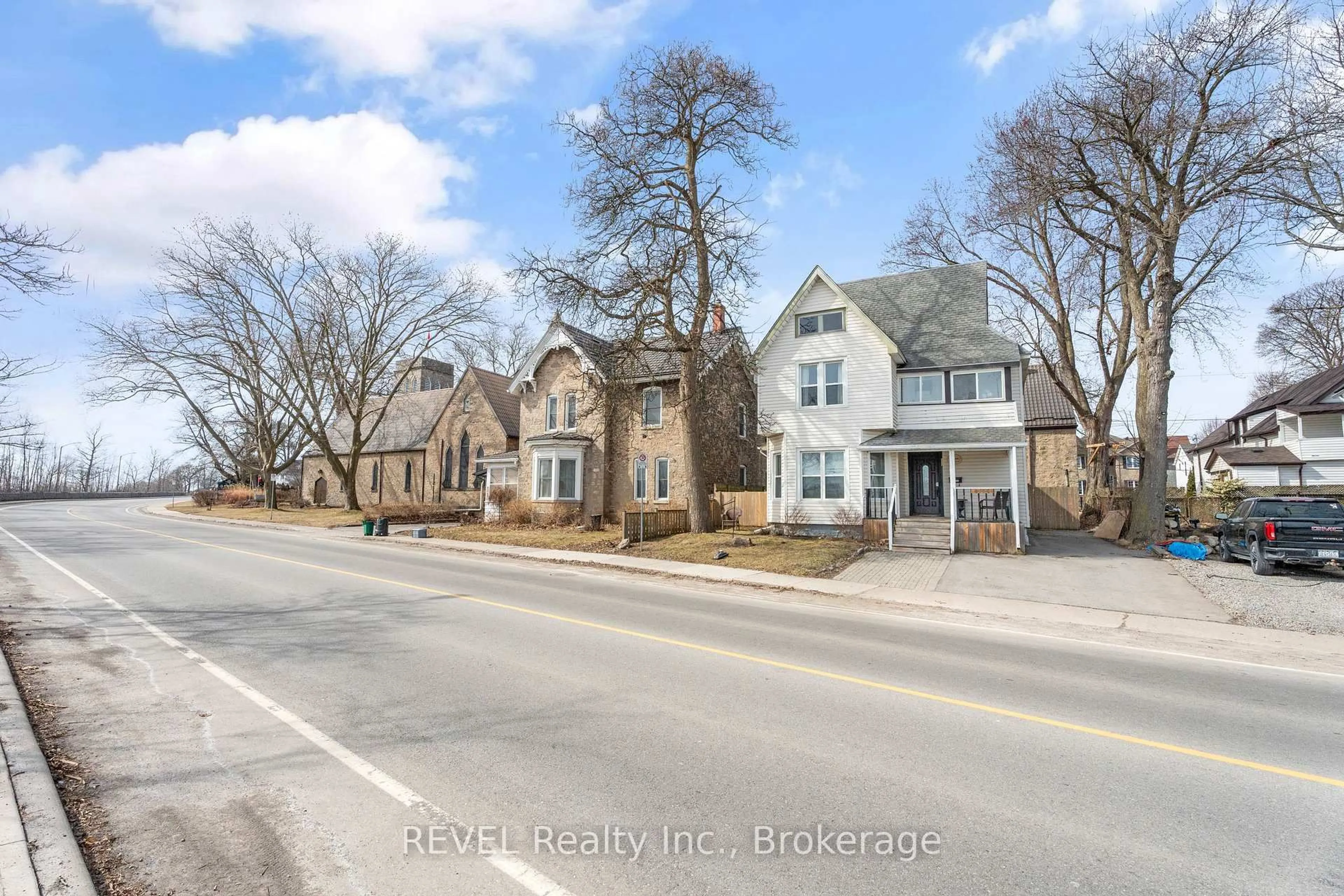A pic from outside/outdoor area/front of a property/back of a property/a pic from drone, street for 4755 River Rd, Niagara Falls Ontario L2E 3G3