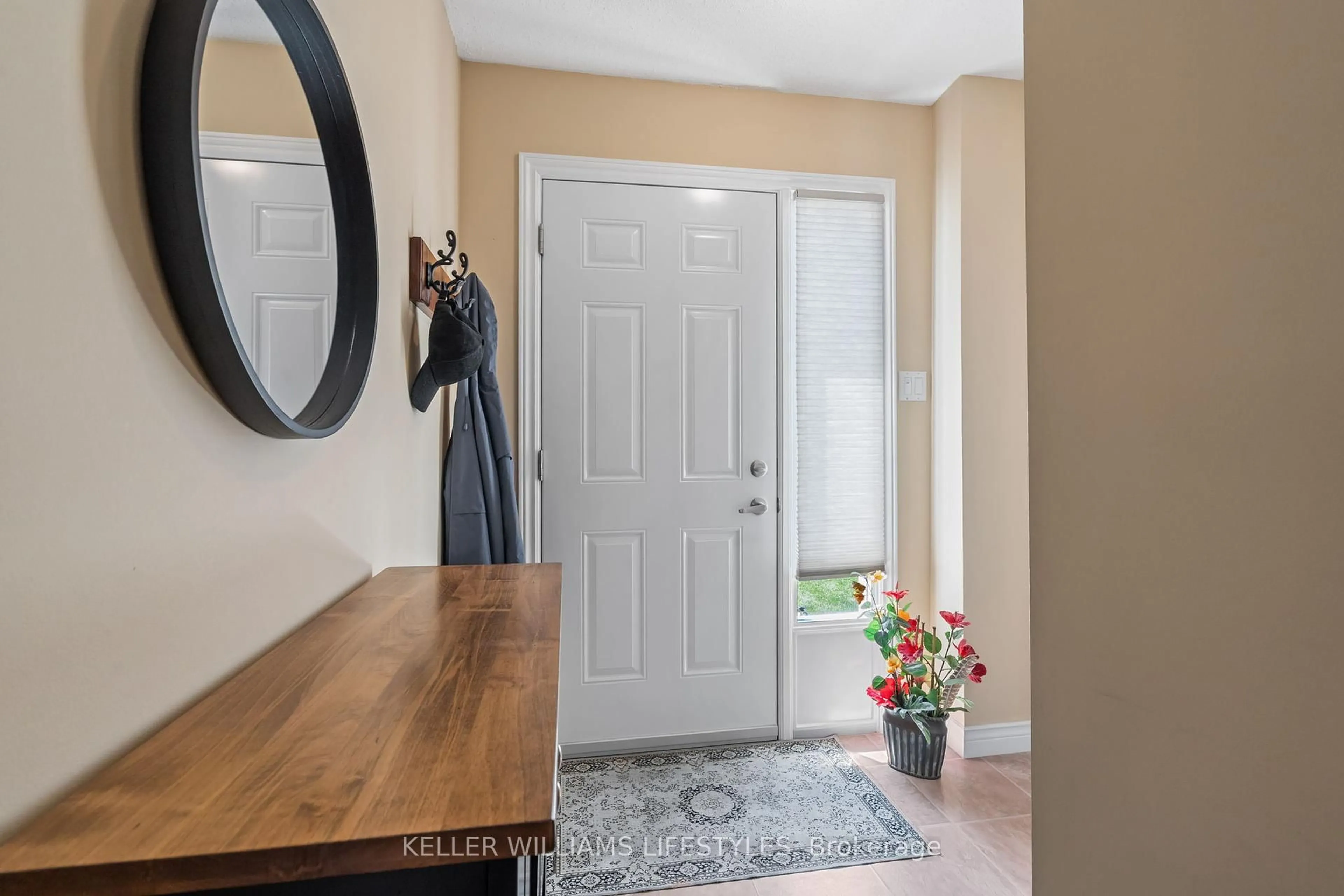 Indoor entryway for 30 Clarendon Cres #38, London South Ontario N6C 5Y2