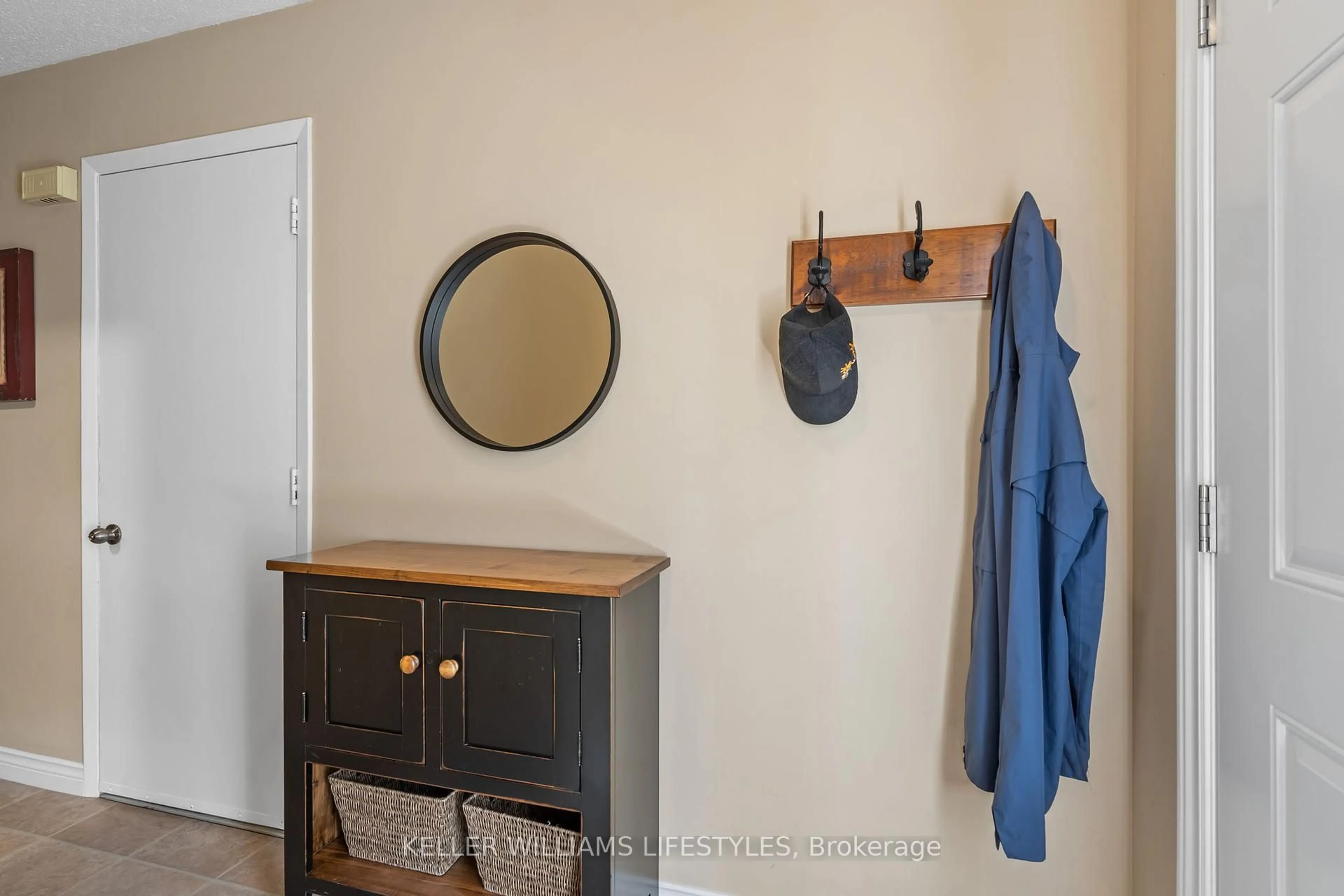 Indoor entryway for 30 Clarendon Cres #38, London South Ontario N6C 5Y2