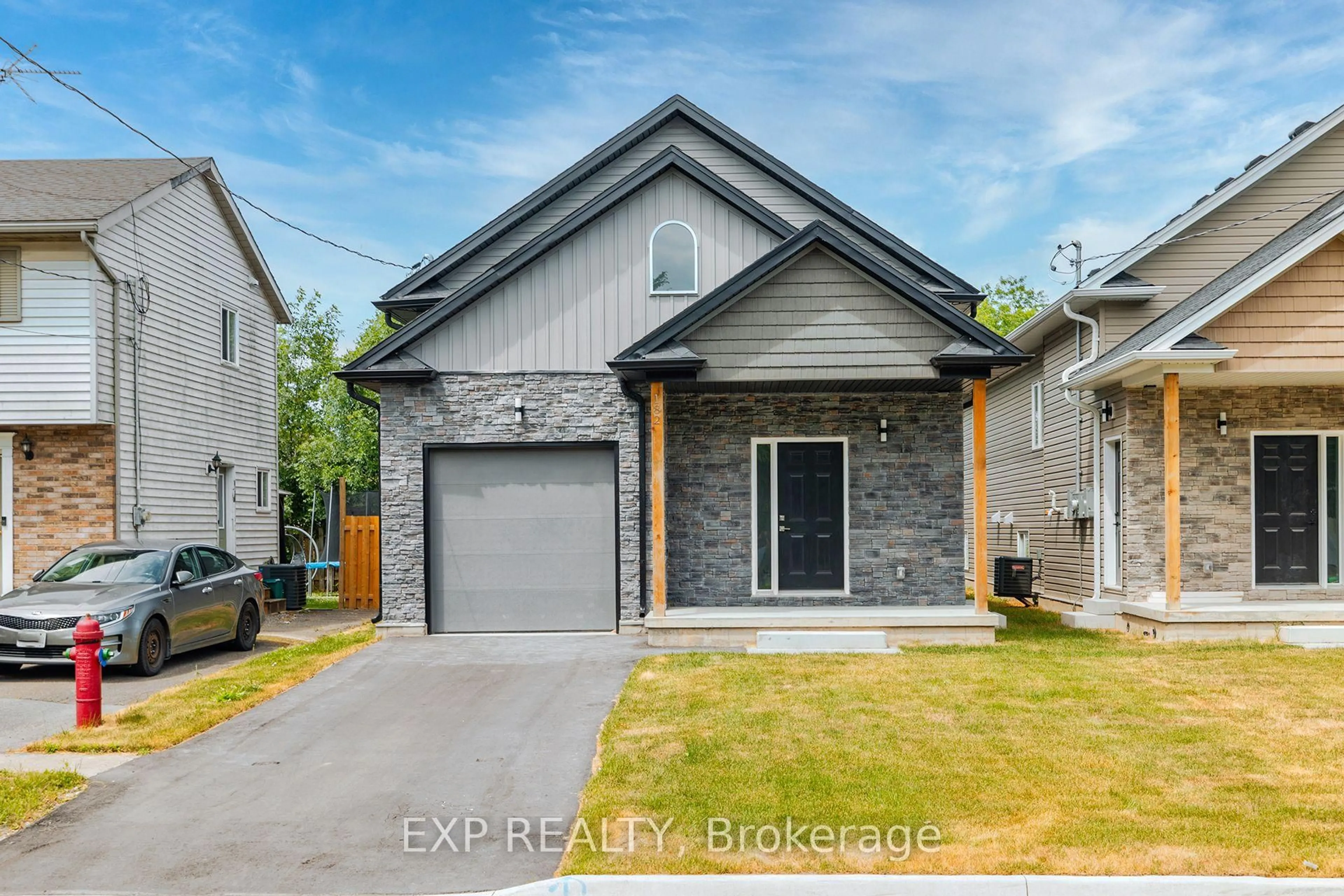 Home with brick exterior material, street for 182 Commercial St, Welland Ontario L5B 5Z3