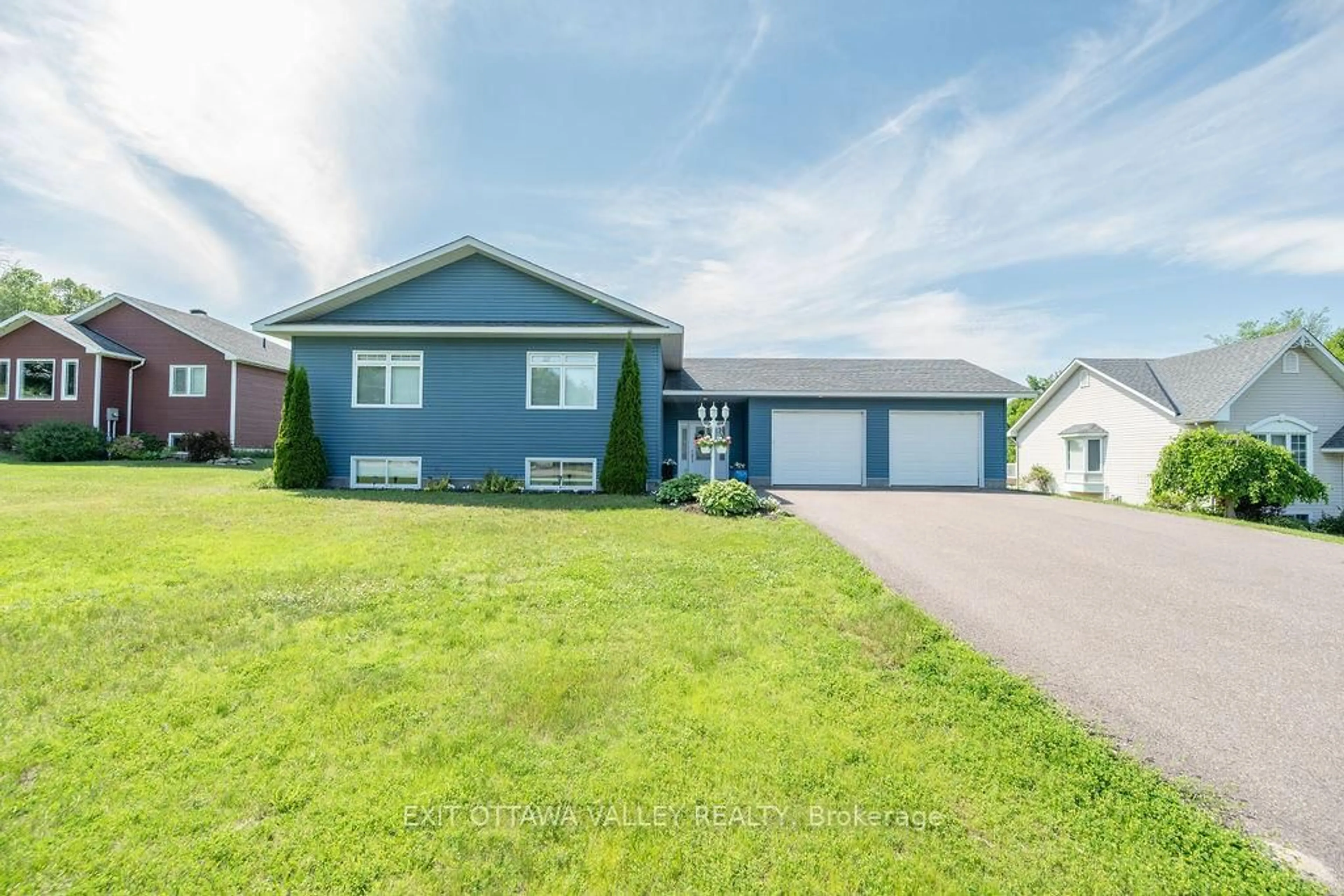 Home with vinyl exterior material, unknown for 12 Jamieson Cres, Beachburg Ontario K0J 1C0