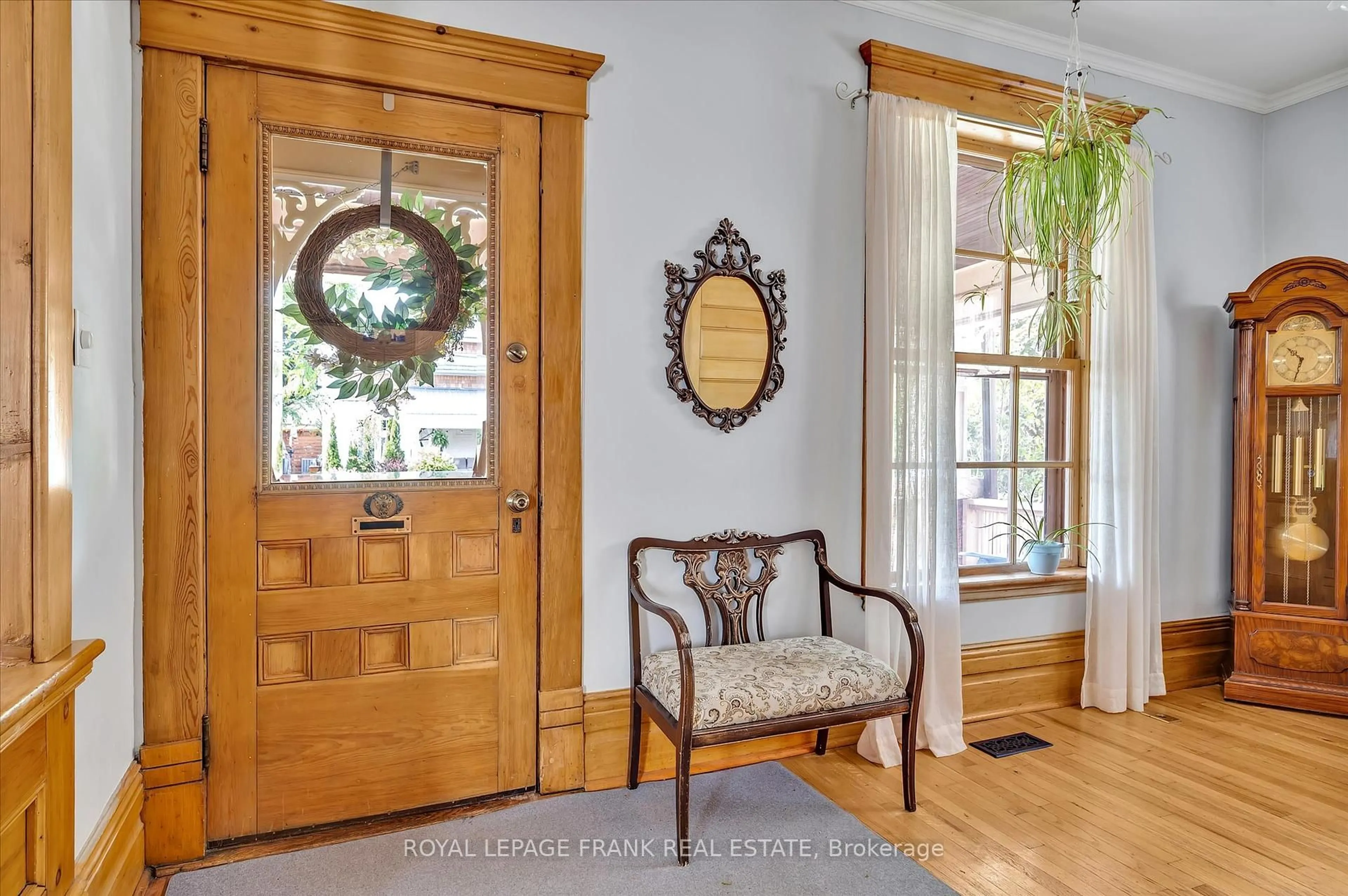 Indoor entryway for 46 Sophia St, Peterborough East Ontario K9H 1E1