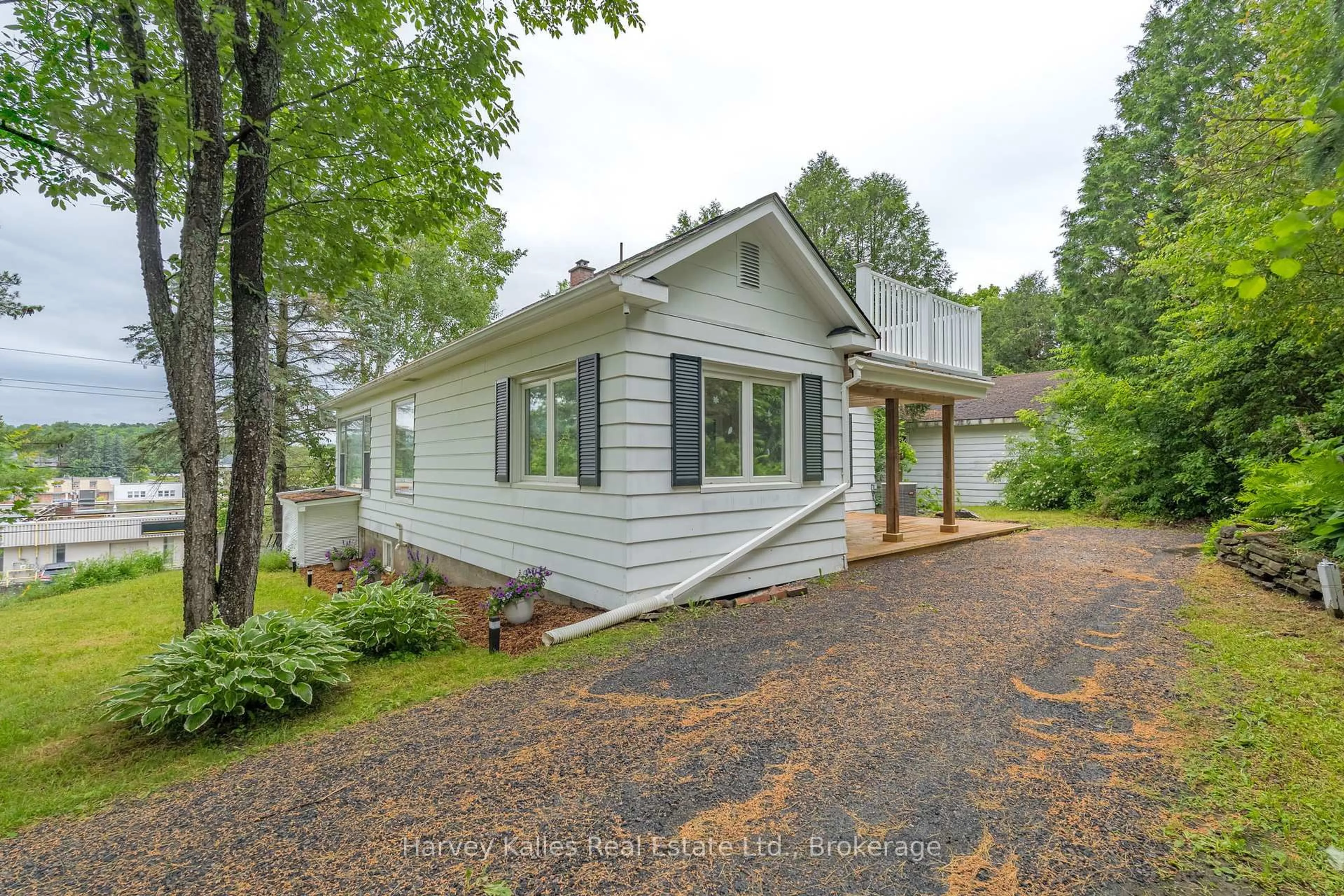 Home with vinyl exterior material, water/lake/river/ocean view for 16 Manominee St, Huntsville Ontario P1H 1H2
