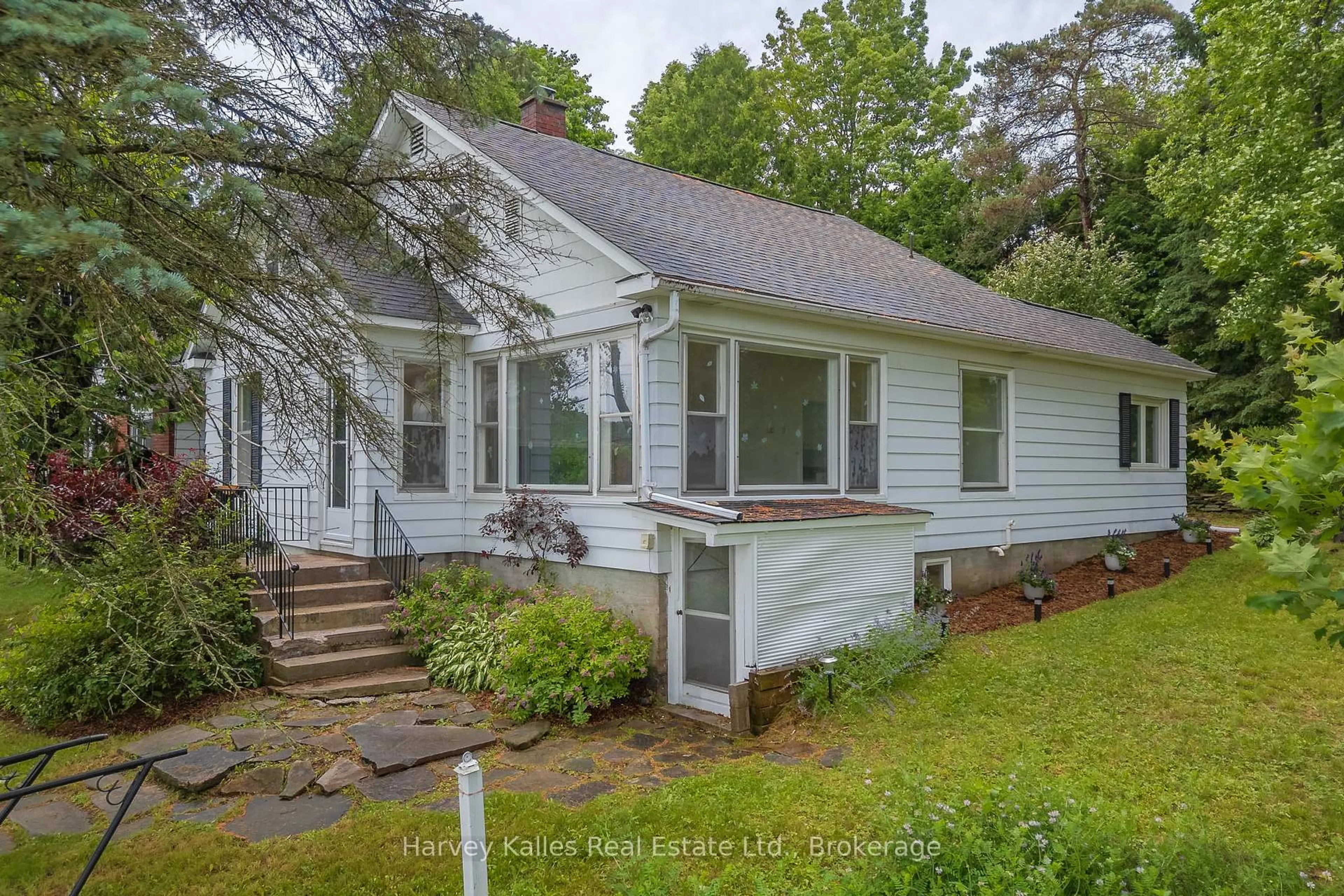 Home with vinyl exterior material, street for 16 Manominee St, Huntsville Ontario P1H 1H2