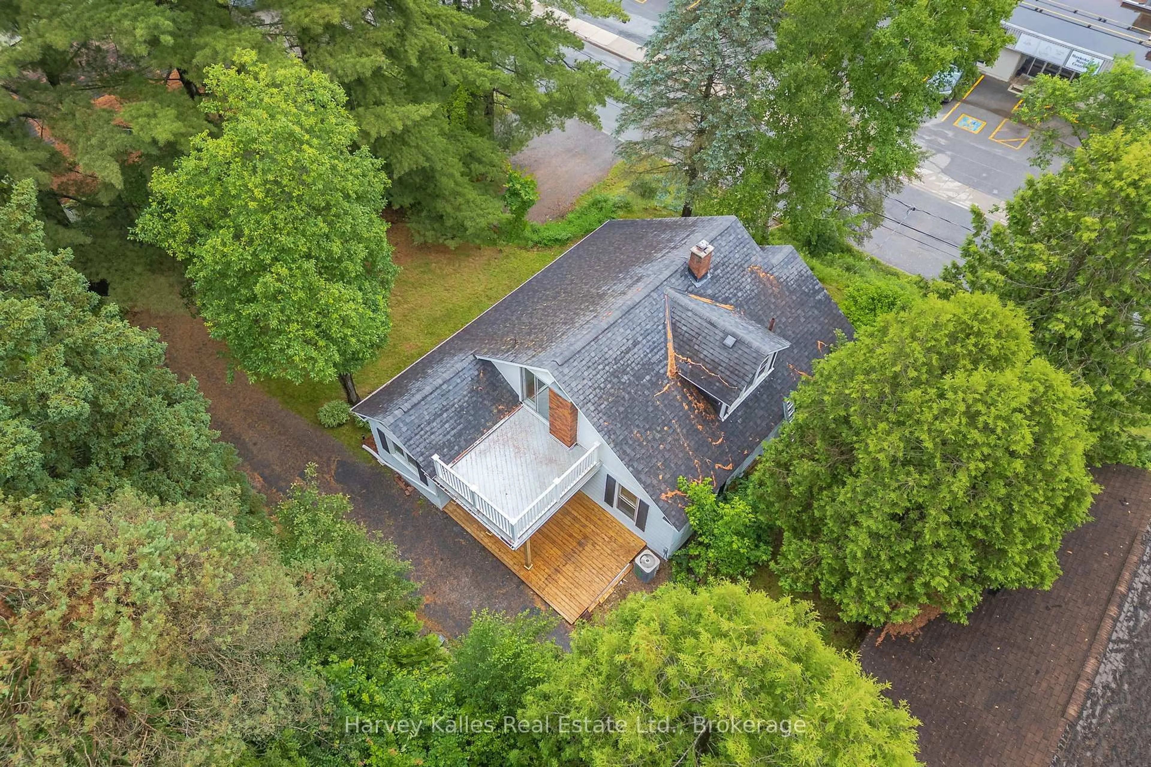 A pic from outside/outdoor area/front of a property/back of a property/a pic from drone, unknown for 16 Manominee St, Huntsville Ontario P1H 1H2
