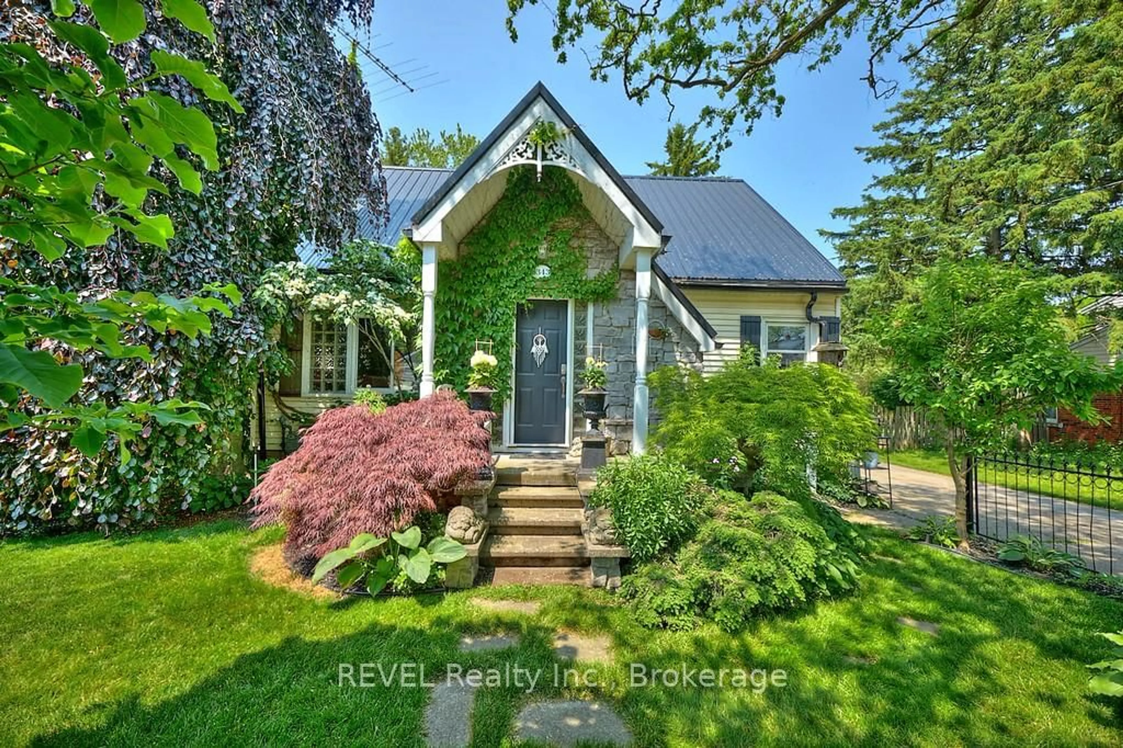 Home with brick exterior material, street for 6343 Division St, Niagara Falls Ontario L2G 1J9