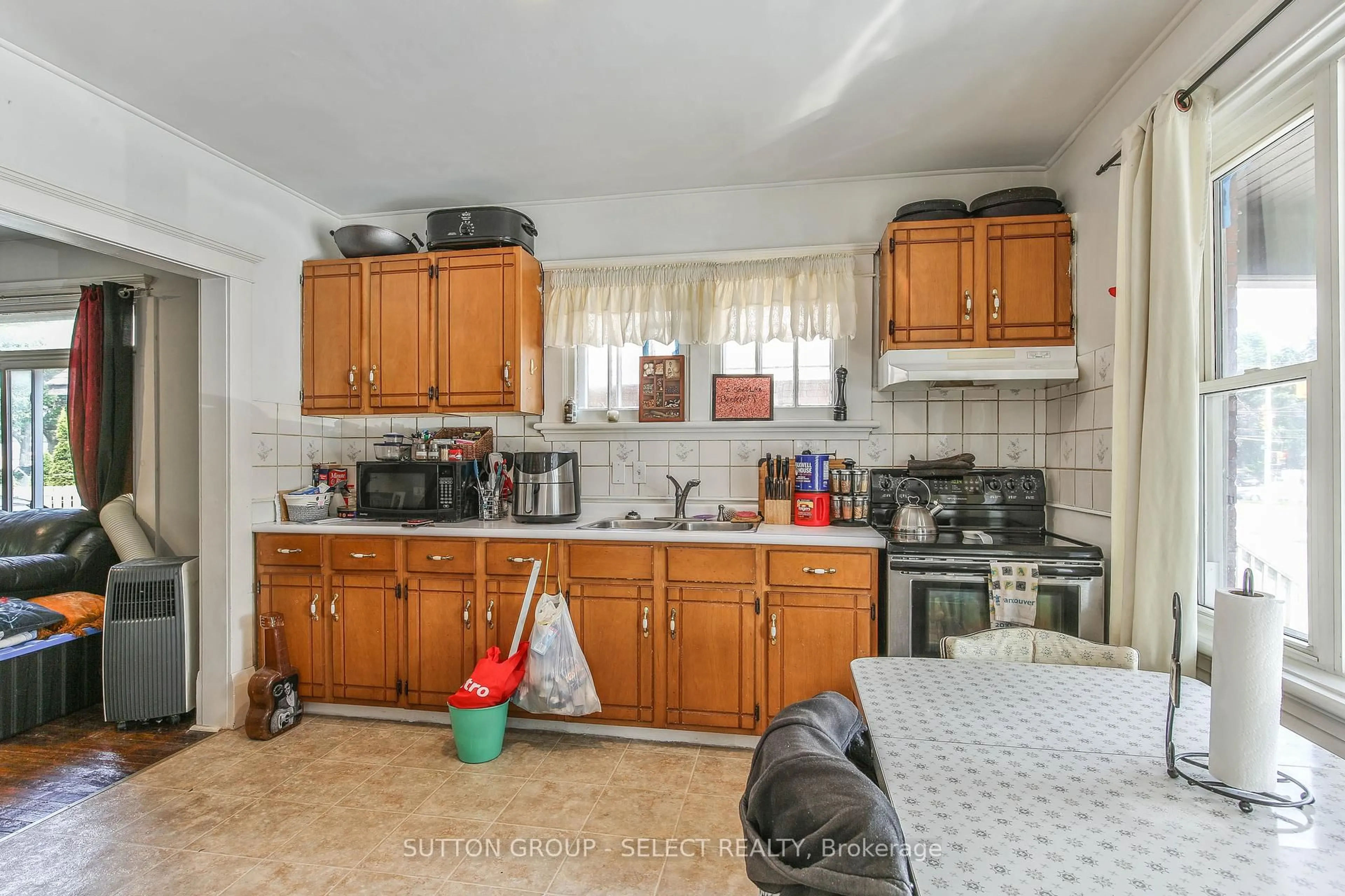 Standard kitchen, ceramic/tile floor for 195 Egerton St, London East Ontario N5Z 2G6